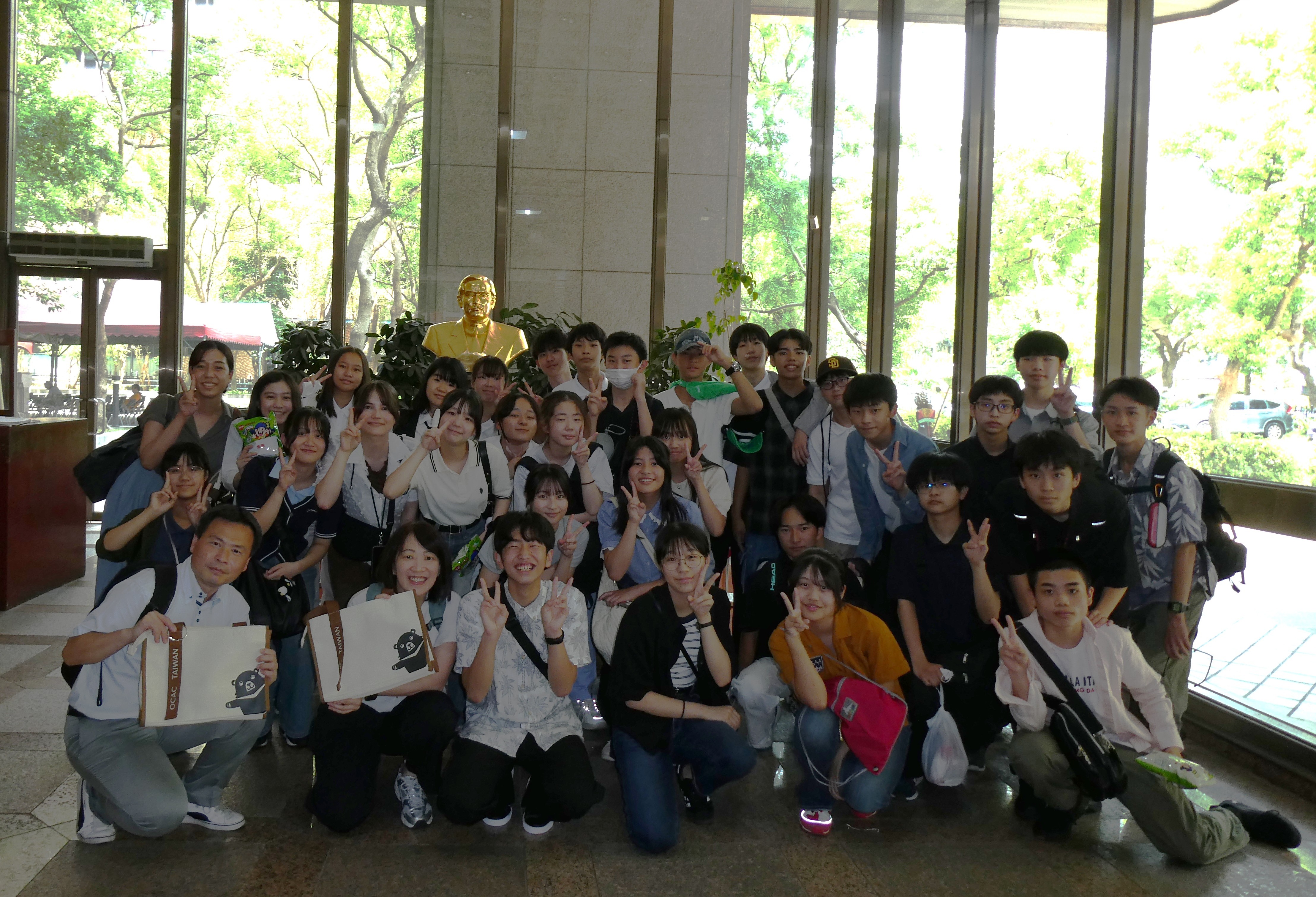 橫濱中華學院中學生前往僑委會拜會