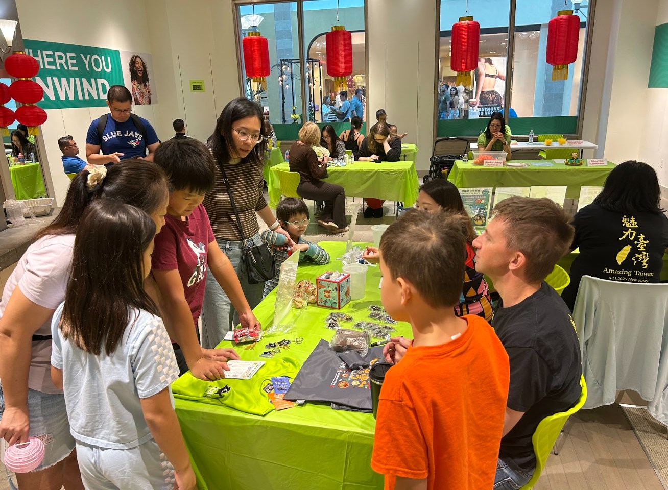 闖關成功的民眾們開心選禮物