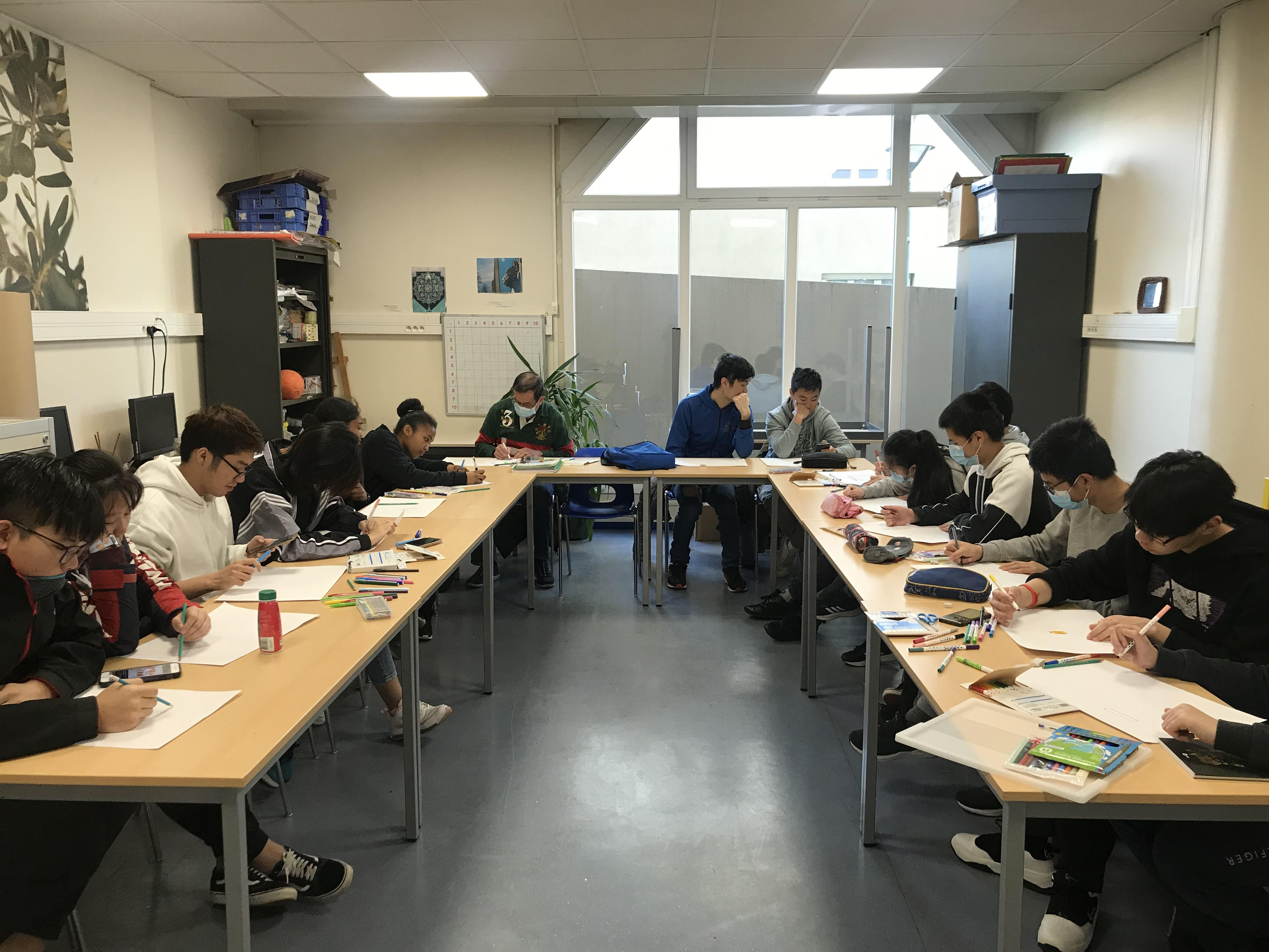 臺灣華語文學習中心-亭林中文學校學員聚精會神參與漢字創意繪畫比賽
