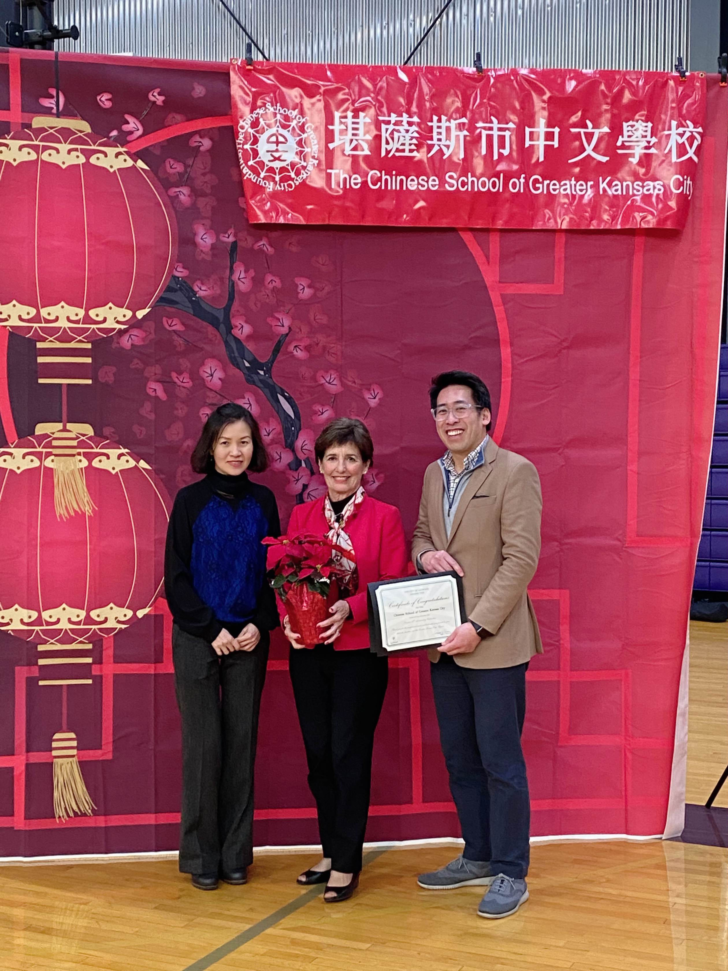 Leawood, Kansas 州的市長Ms. Peggy Dunn 頒發 “Certificate of Congratulations”。