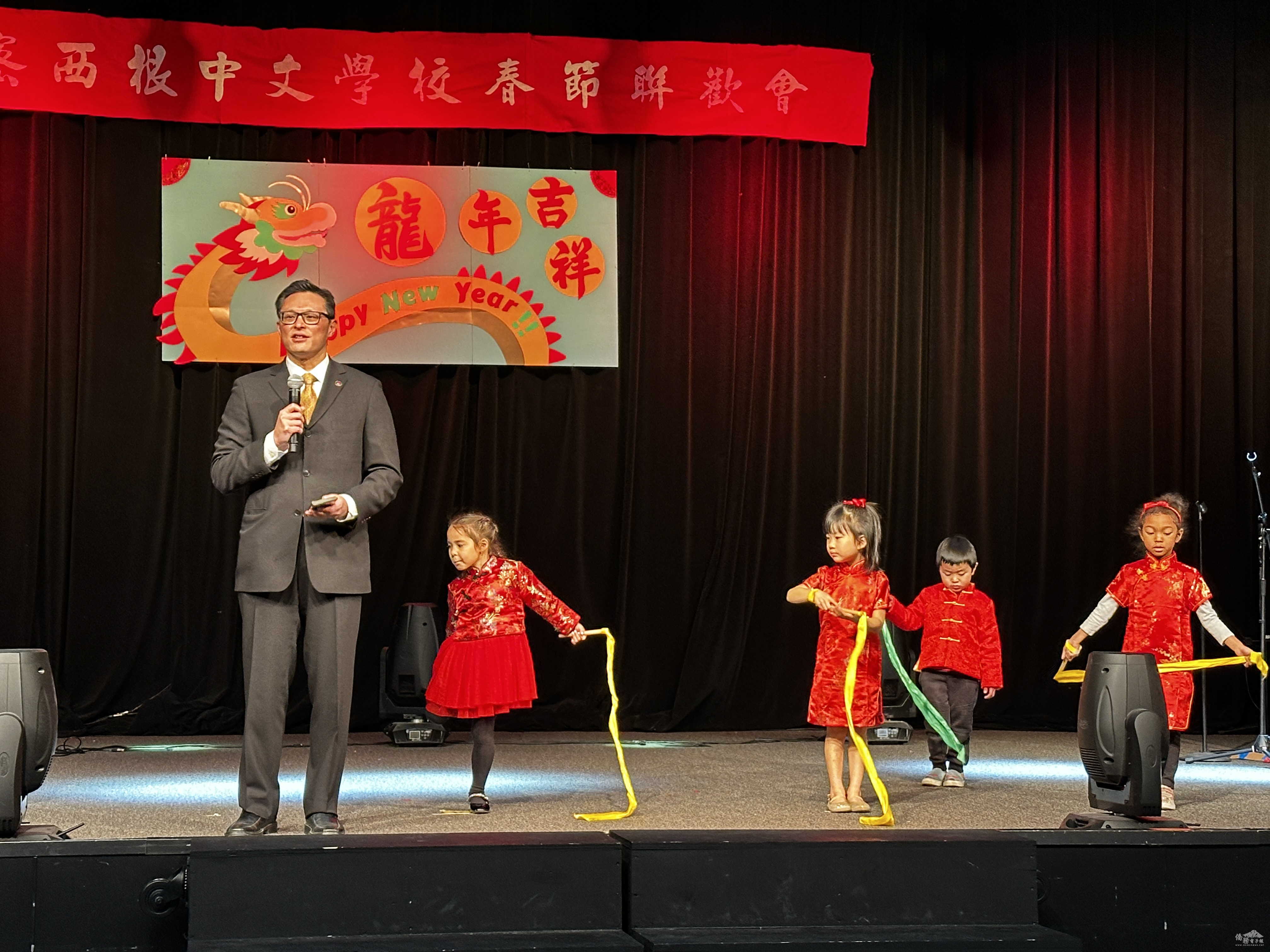 全美中文學校聯合會總會長林志嘉和身邊舞動彩帶的小朋友們，連結出語言和文化傳承的重責大任
