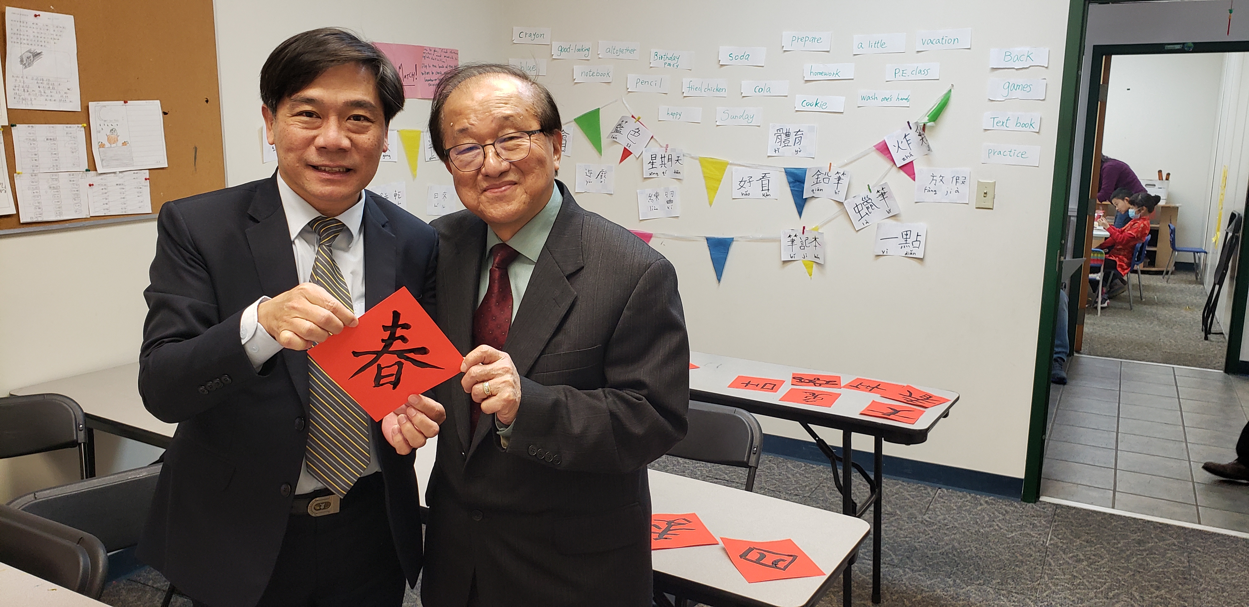 亞特蘭大僑教中心主任歐宏偉(左)與臺美學校校長鄒宏熙(右)一同寫春字