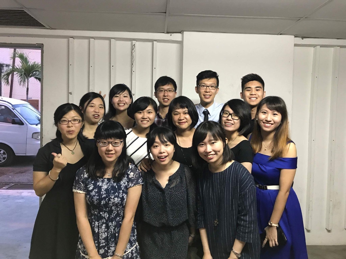 學校校慶舉辦晚宴，著盛裝參與，也幫忙幕後工作