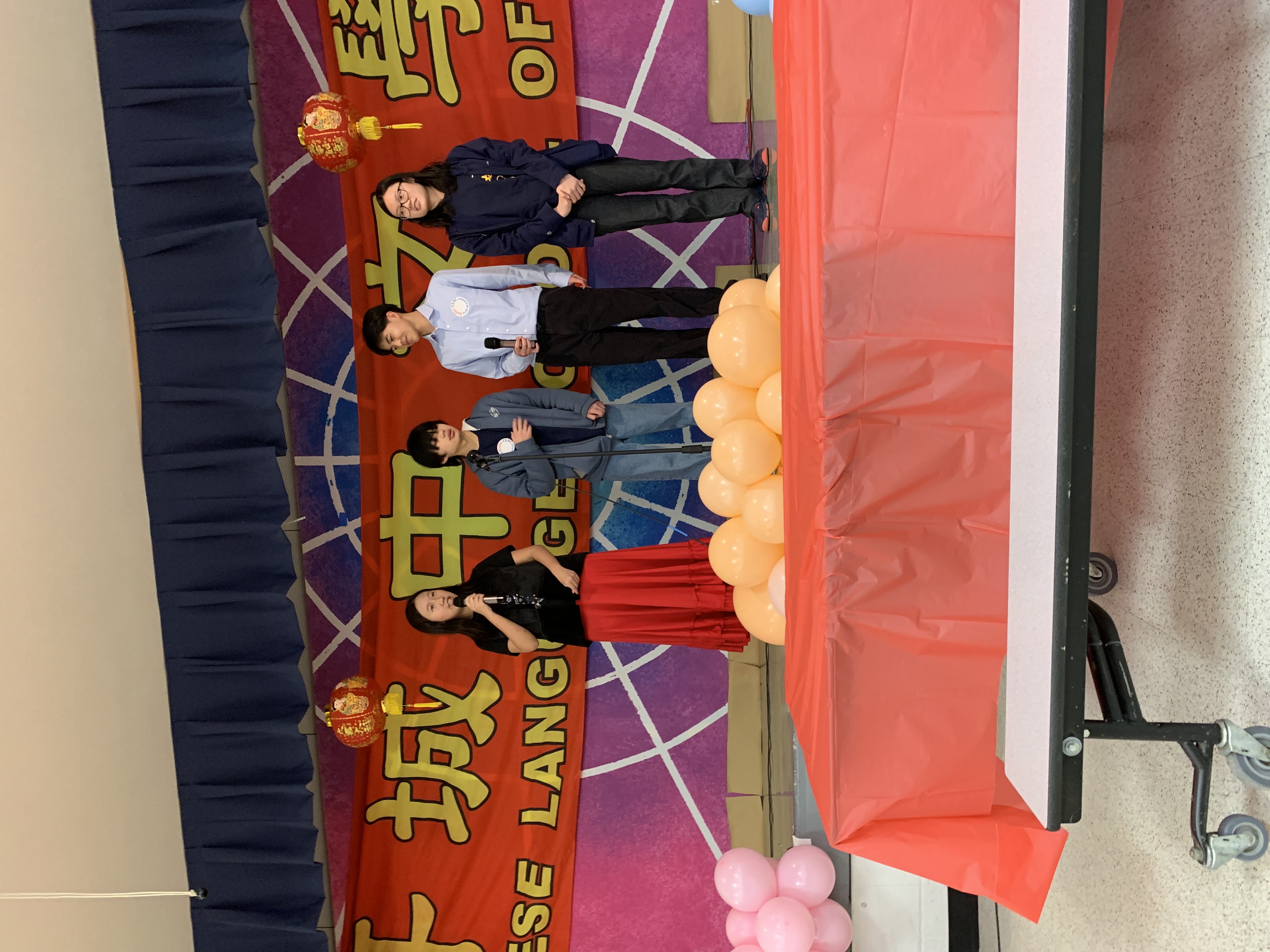 主持人用中英文介紹節目