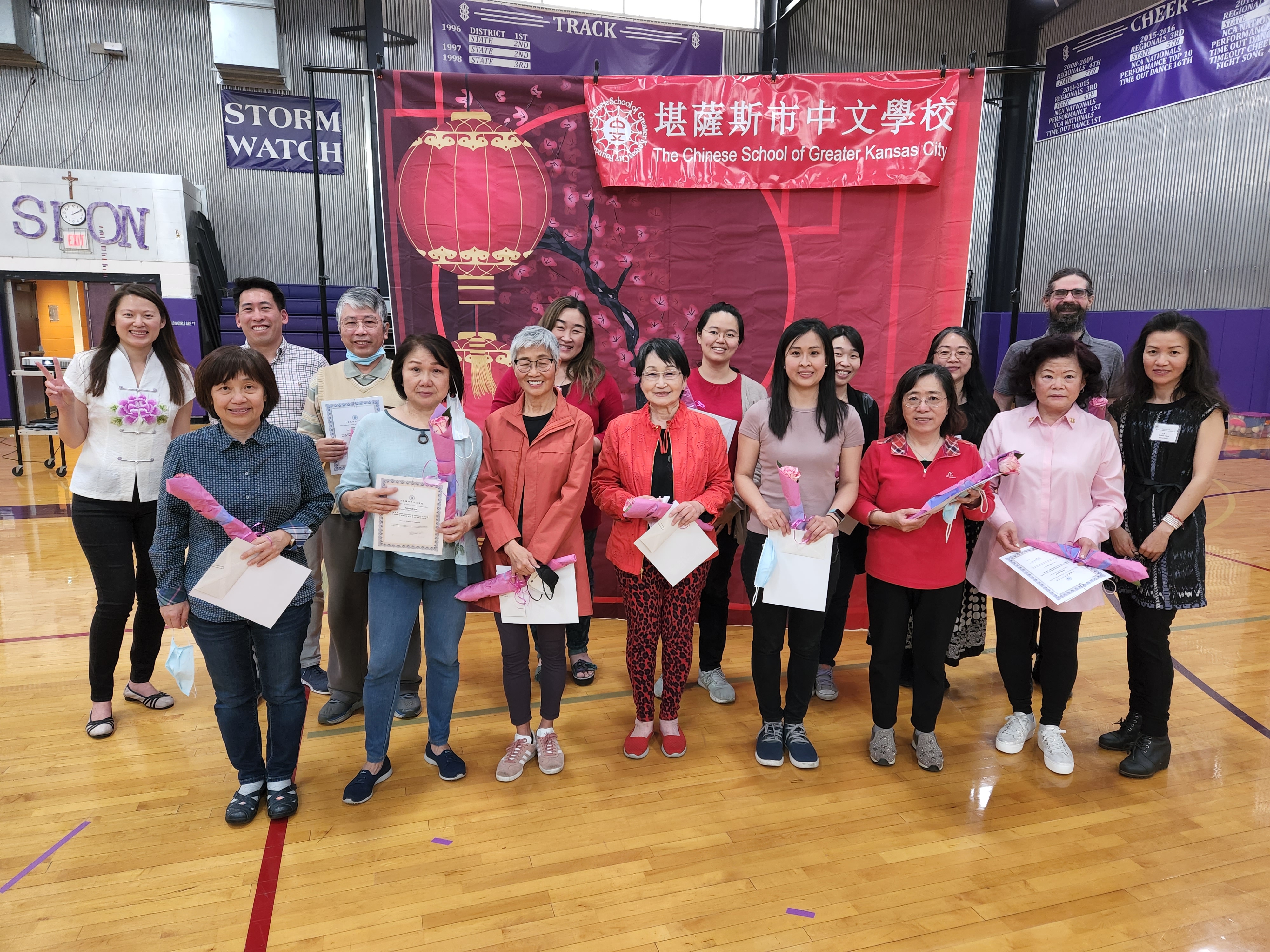 獻上鮮花和頒發教師獎狀給老師們。