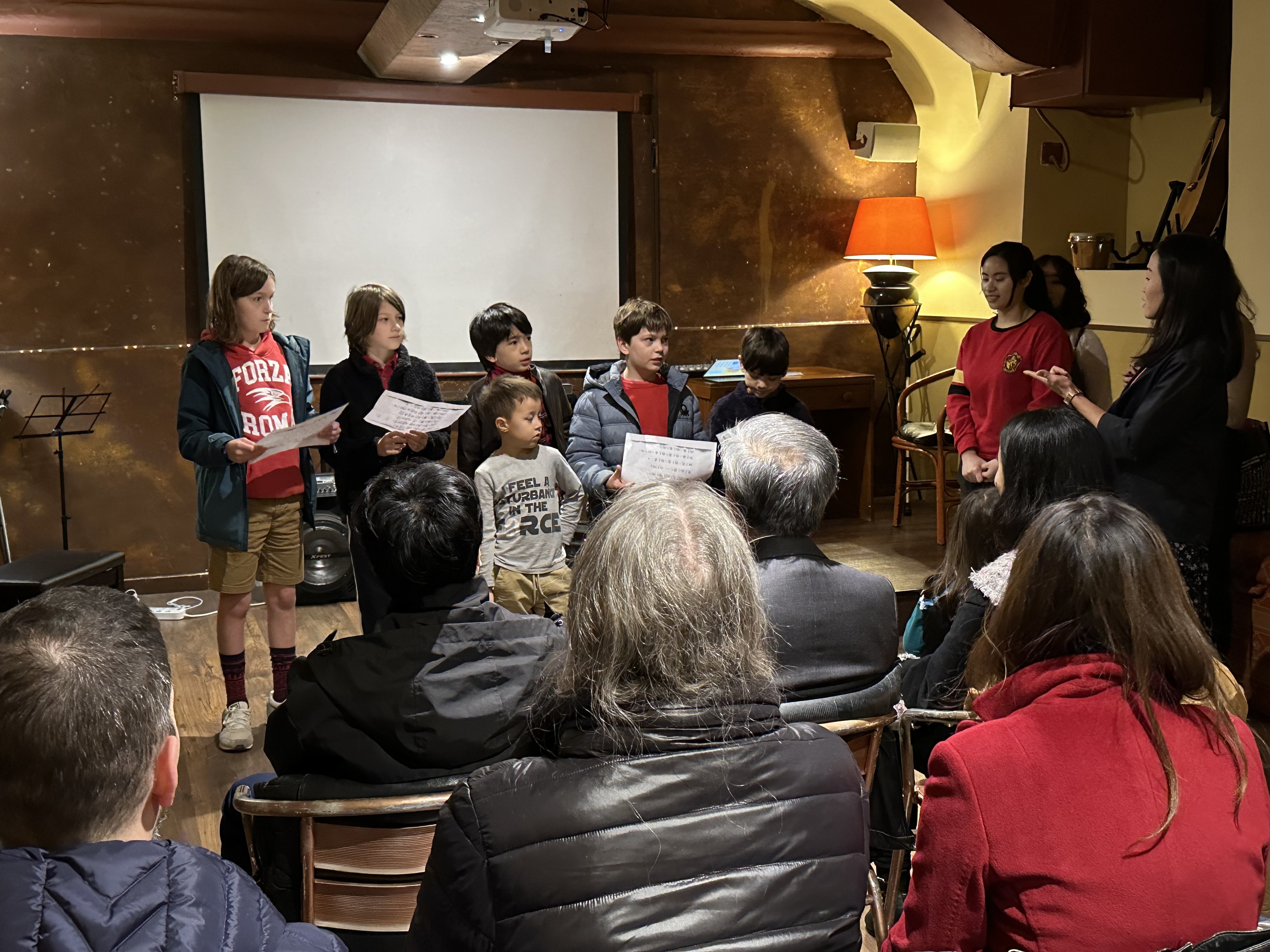 學生們就展開了一場歡樂的節目表演，教唱新年快樂歌「恭喜、恭喜」，讓在場的嘉賓和家長們感受到濃郁的節日氛圍