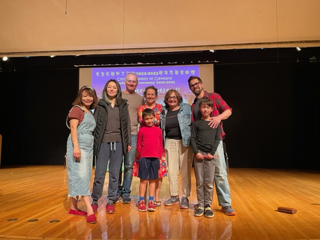 謝主恩老師（左）及臺灣華語文學習中心學員和家人