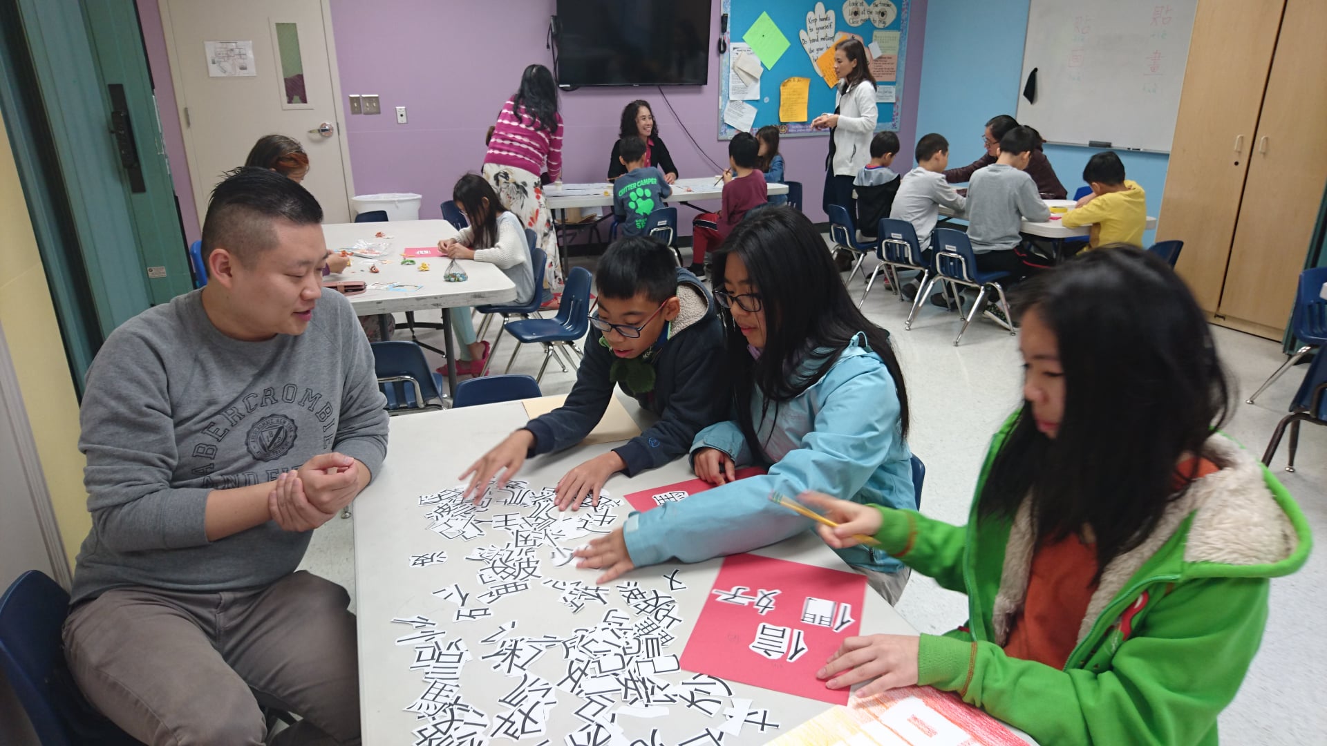 學校不定期地舉辦學藝活動來提高學生們的學習興趣.