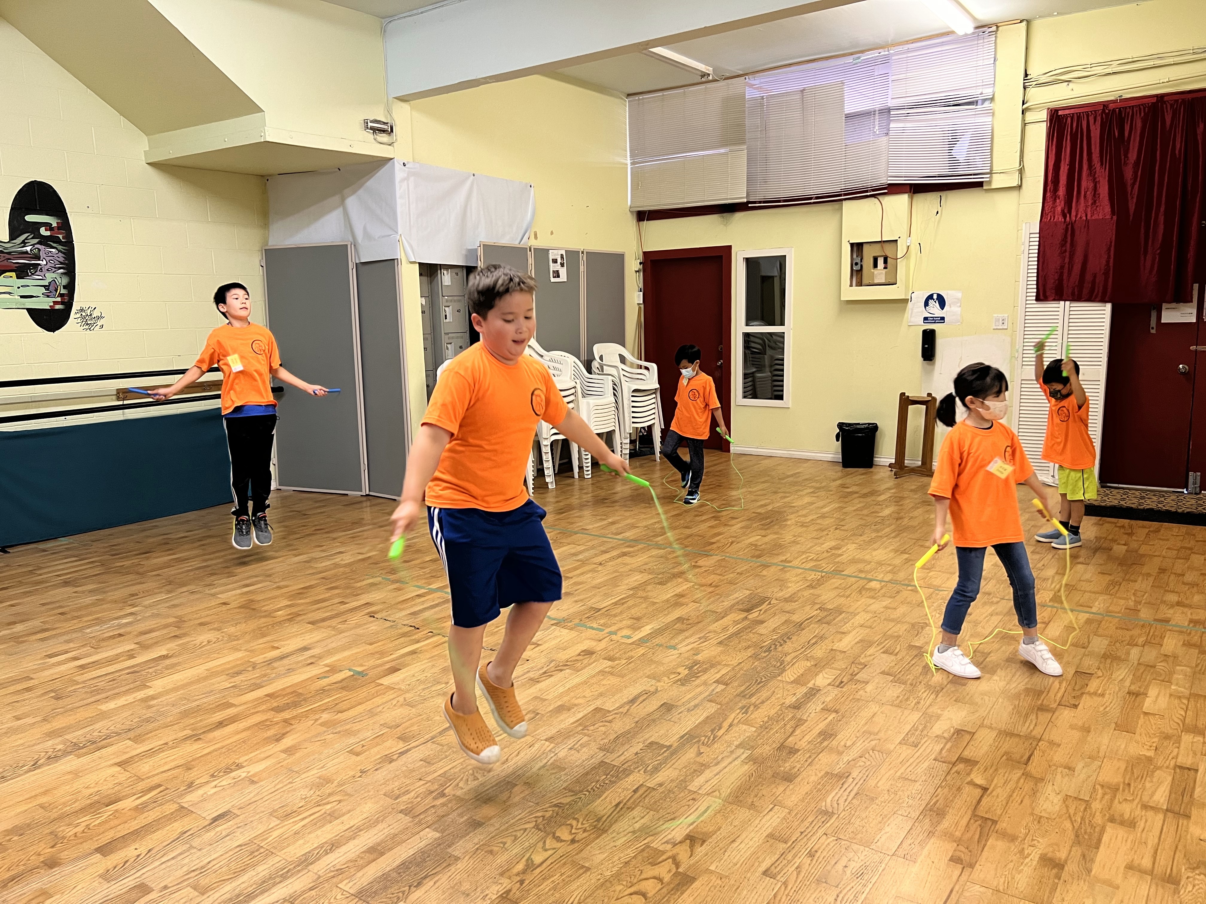 看看我跳的這麼高～跳繩童玩真好玩：）