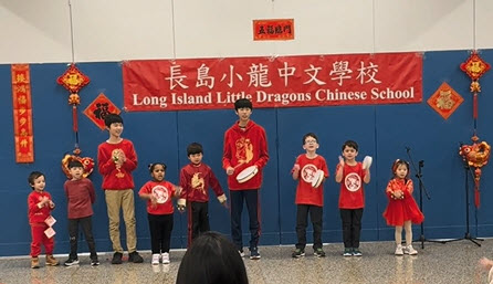 由伊林老師帶領著B1新生班級，以中文唸謠，透過韻律和諧的詞句，描繪新年家家戶戶的熱鬧景象!