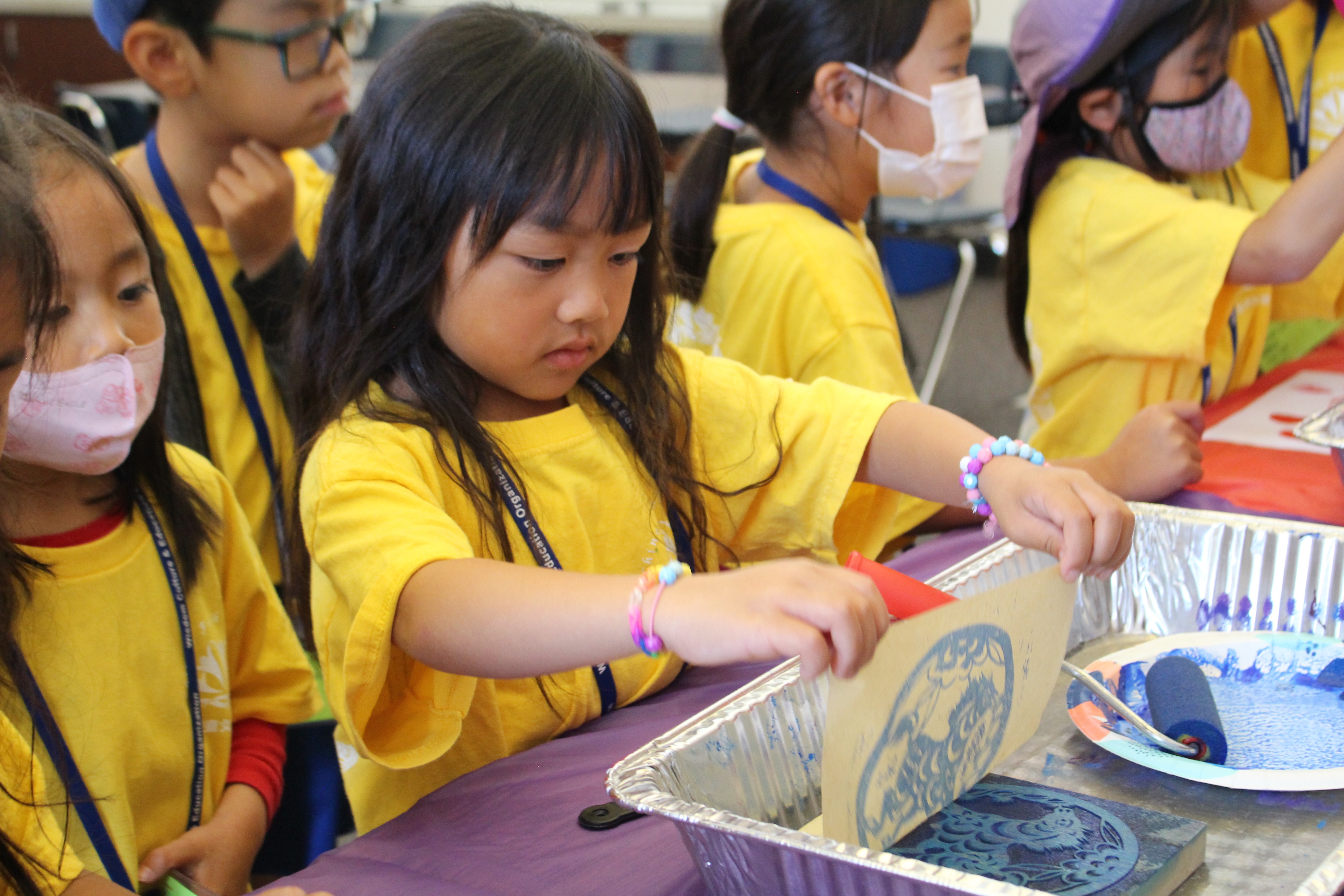 “拓印”課程中，學員們體驗傳統拓印技術，並利用生活素材完成屬於自己的作品