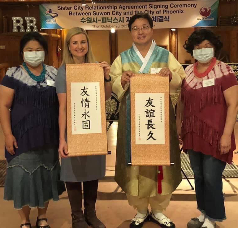 贈送正體漢字祝福給鳳凰城市長Phoenix Mayor Kate Gallego與韓國水原市長Suwon Mayor Yeom Yae Young