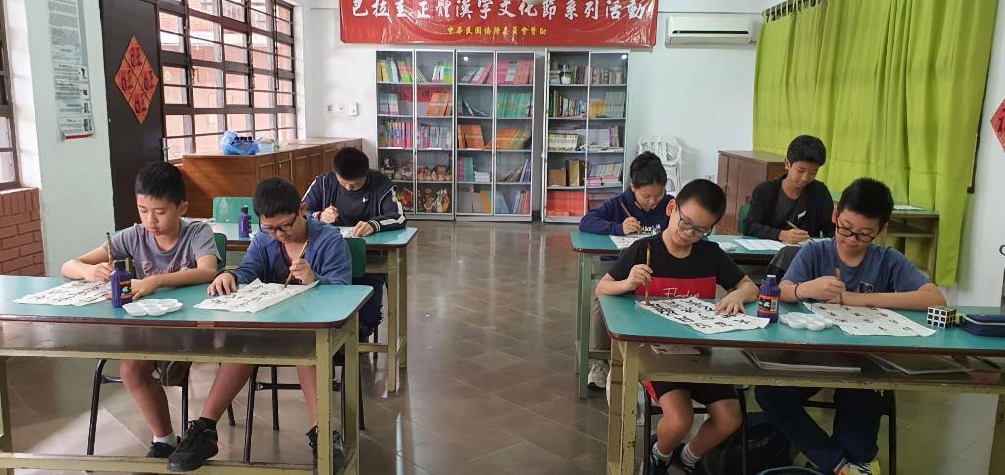 學生一筆一畫用毛筆寫出漢字，體驗文字之美