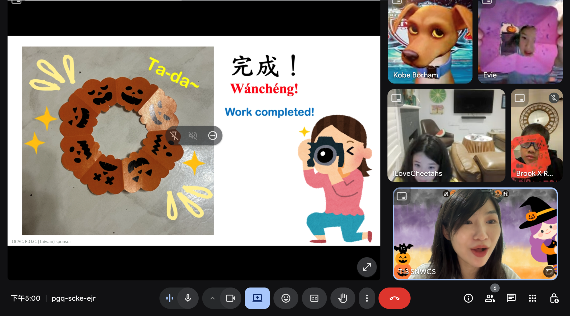 學生展示手作南瓜花圈: 學生完成萬聖節手作活動，將文化體驗融入華語學習。