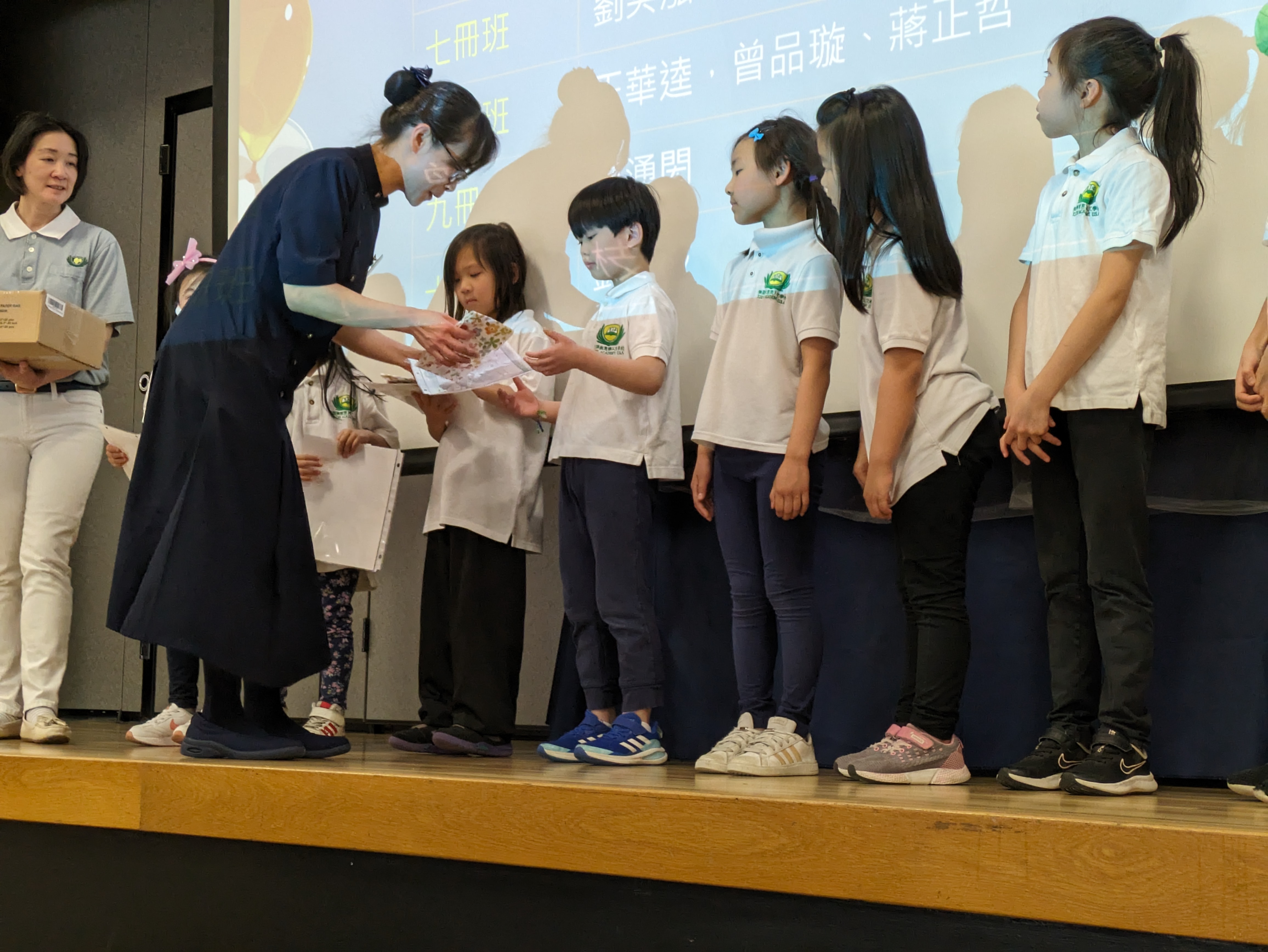 黃靜妍校長頒發勤學獎給低年級的得獎學生