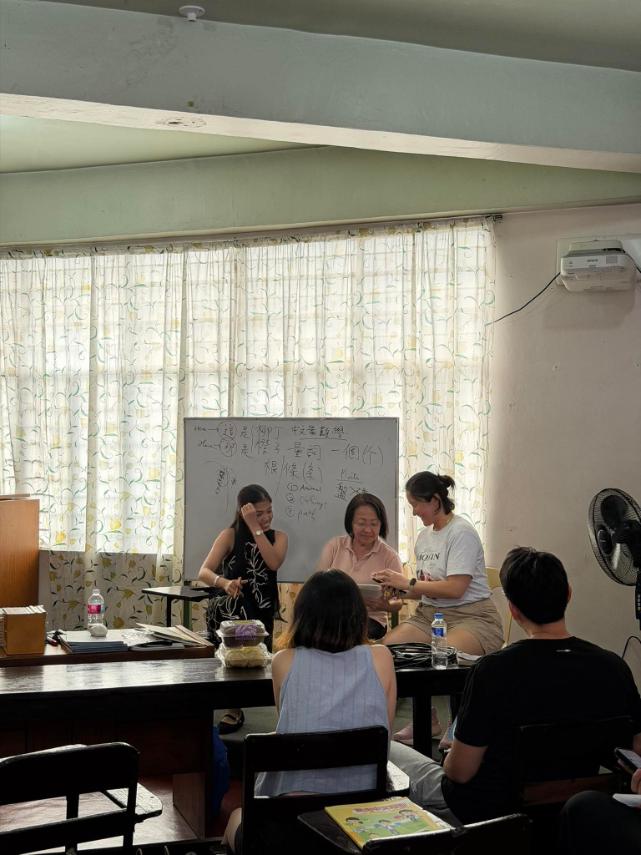 菲華文教服務中心於晨光中學辦理「菲律賓地區初階華語教師培訓課程」第二場研習活動，講師與學員合影留念。