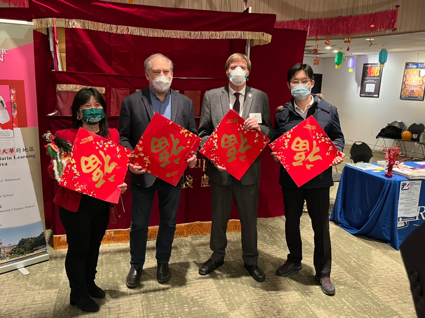 前校長陳桂鈴和蒙哥馬利郡長 Marc Elrich 洛克維爾姊妹是會長 Drw Powell 合照