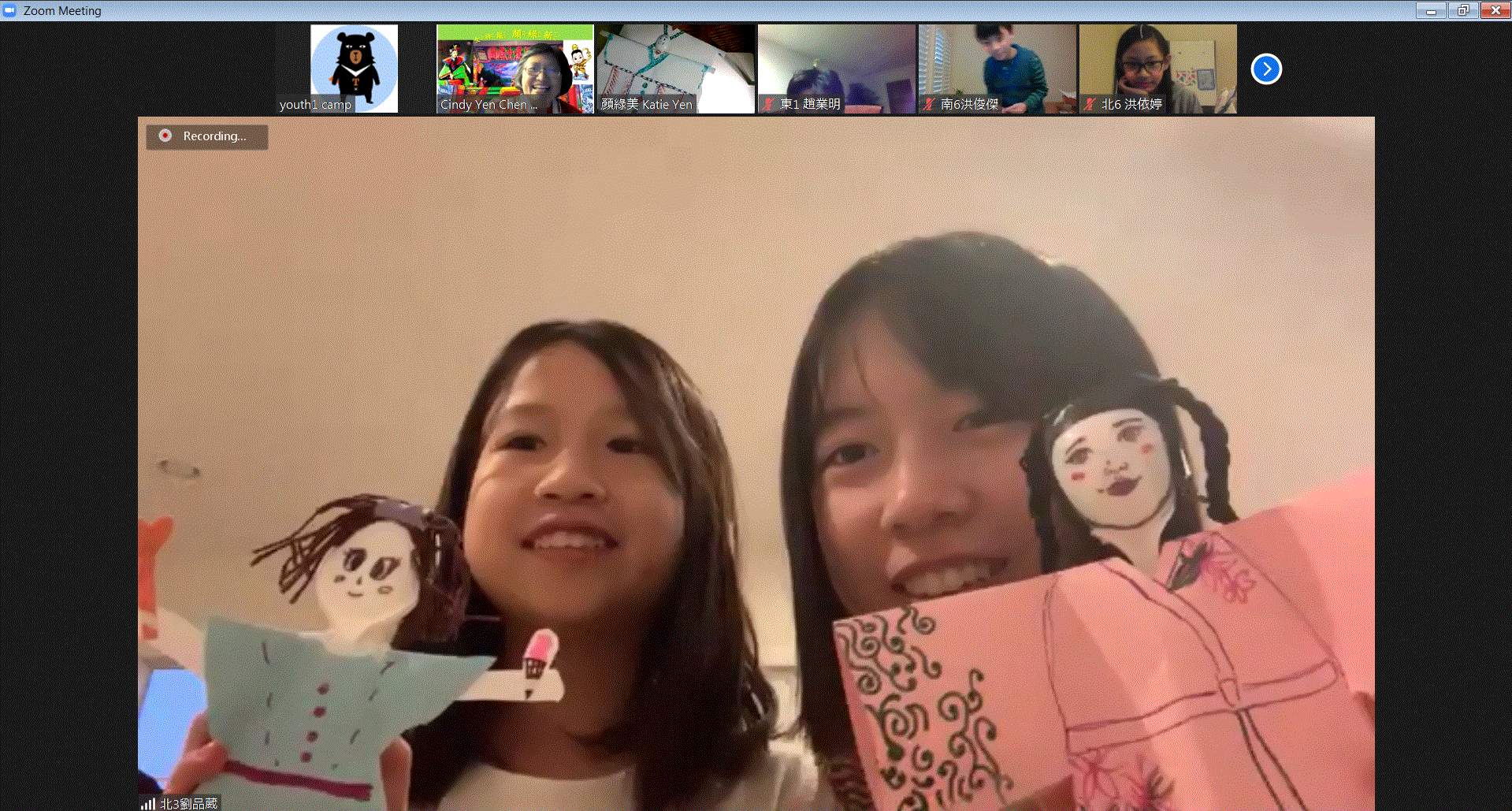 顏綠美老師教導學生如何用家裡隨手可得的東西製作好玩的布袋戲。