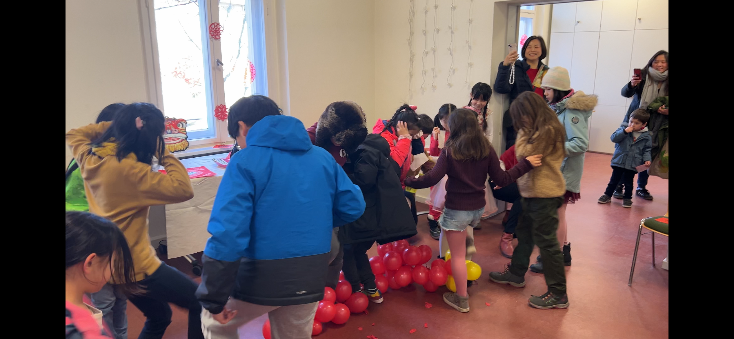 爆竹一聲除舊歲，氣球鞭炮聲響起，孩子們興奮地踩踏，為年節活動劃下美好的句點。