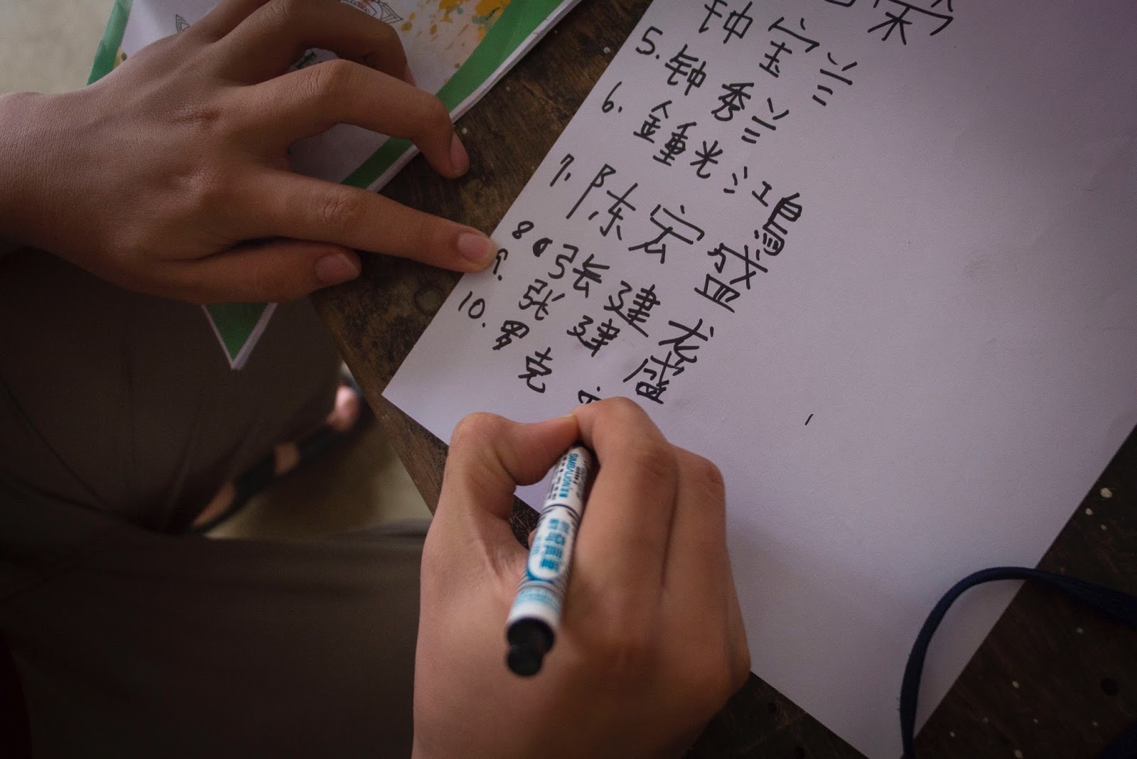 僑校學生親手寫上自己的名字