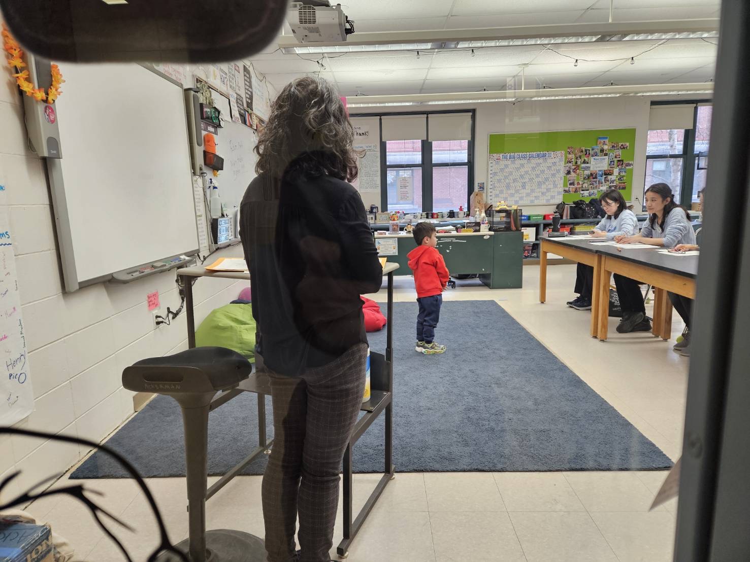 可愛的幼稚園小朋友講故事