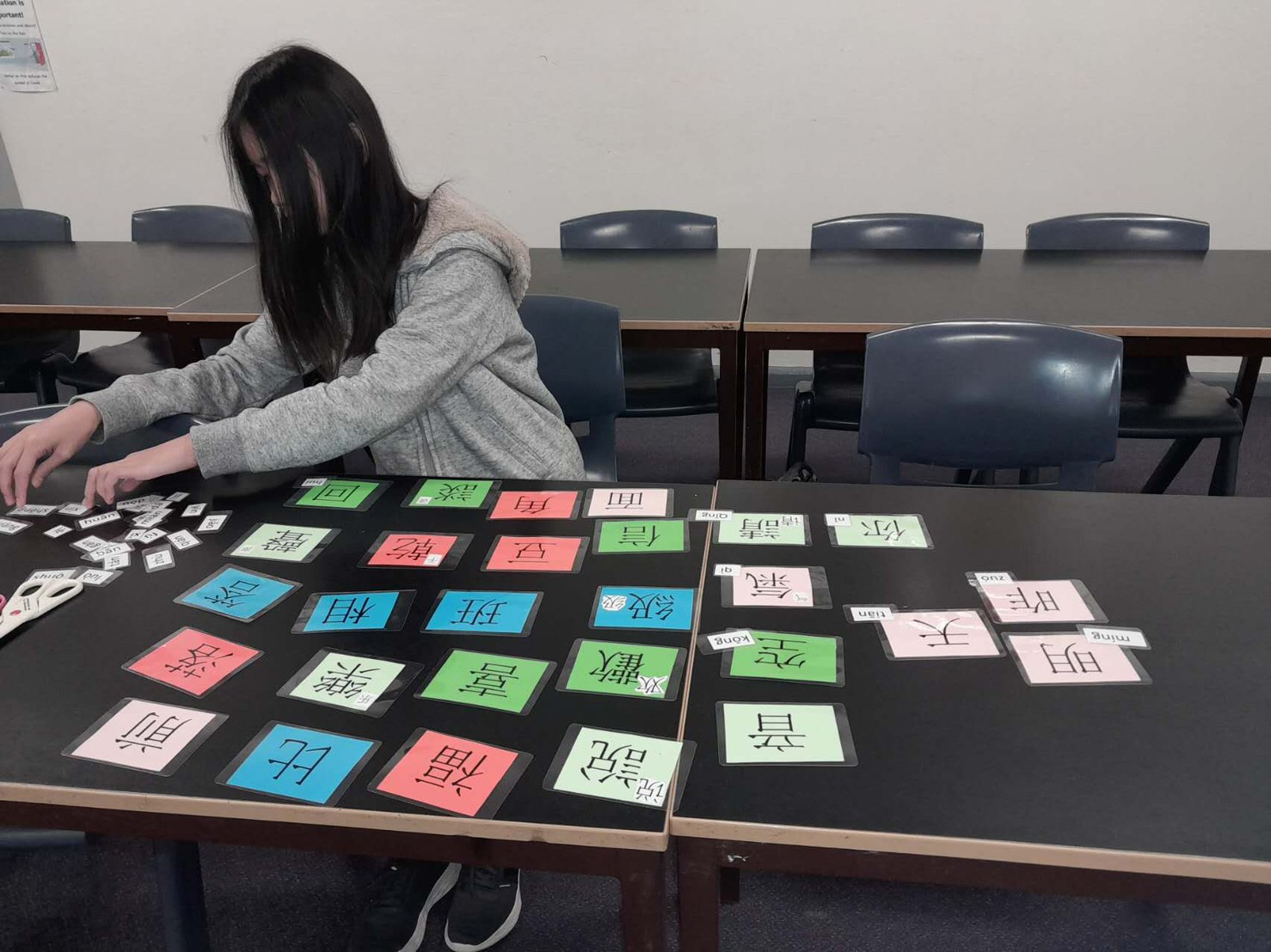 學生進行漢字辨識配對