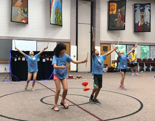 夏令營學童展現他們的扯鈴身手。(記者王明心／攝影)