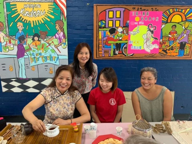 品茶攤位。左起義工于方、Melody及總務Anabel。(大納城中文學校提供)