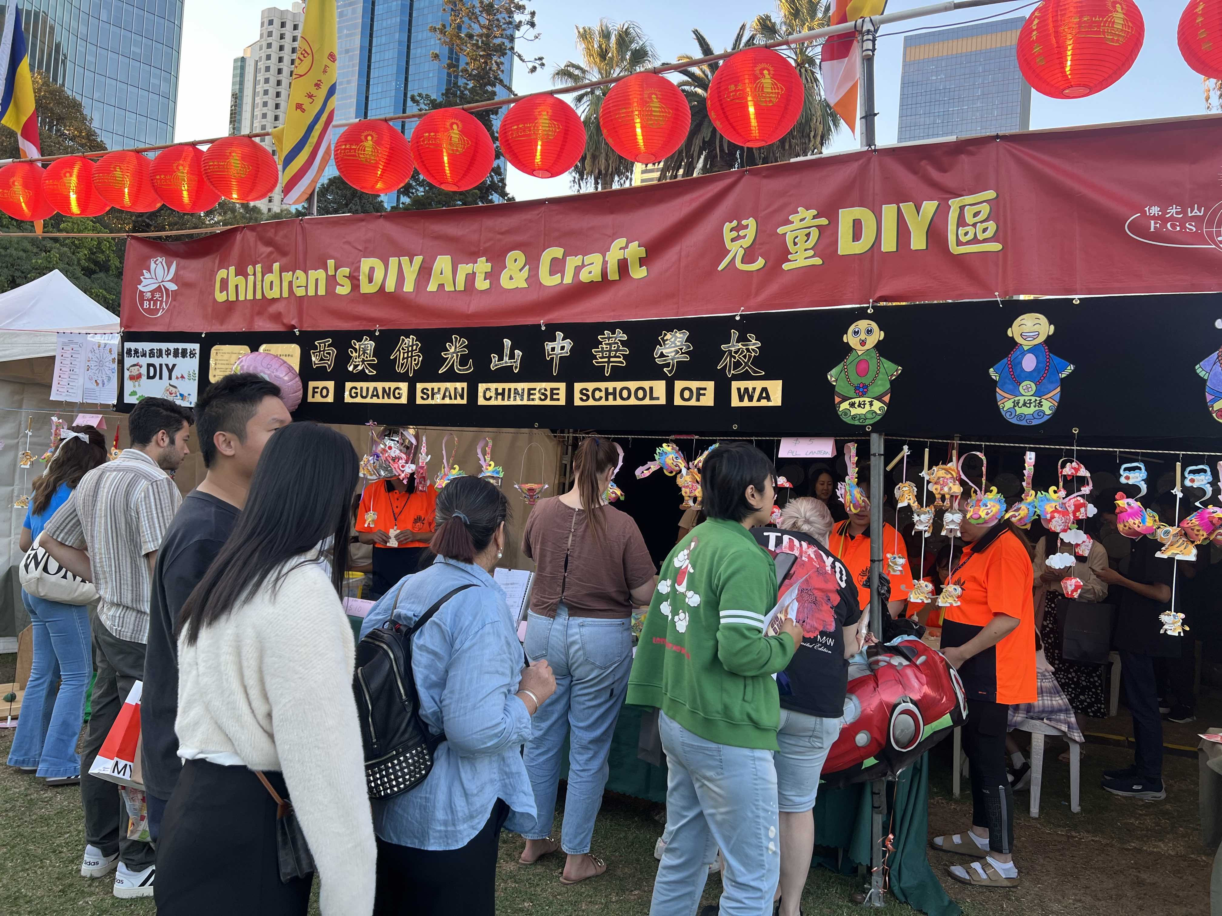 佛光山西澳中華學校攤位吸引眾多人潮