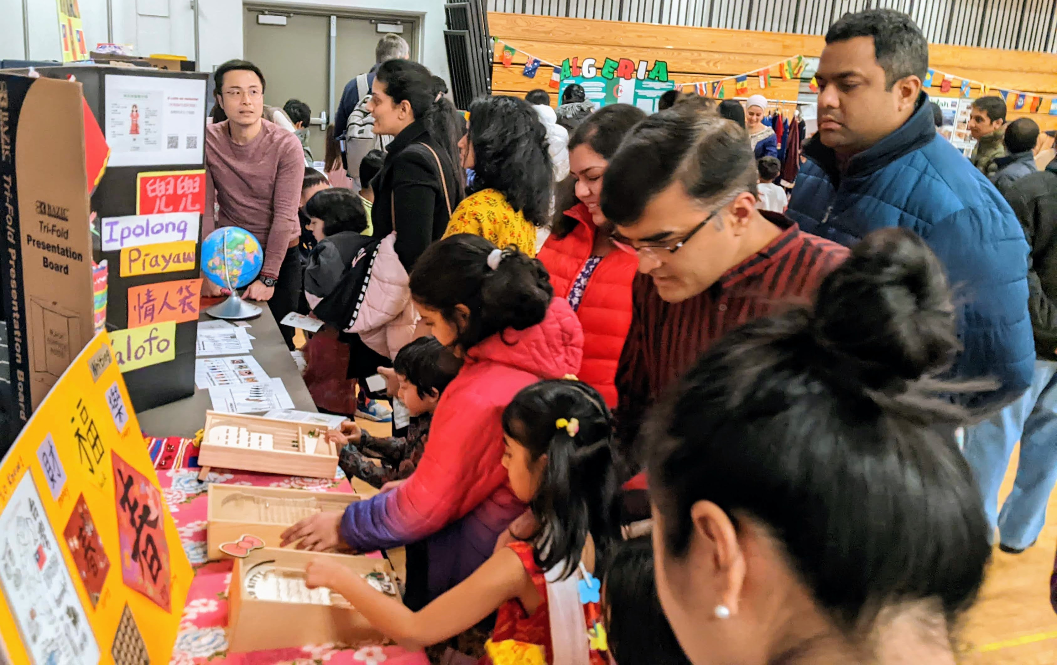 臺灣志工孫梓凌以流利英文在展示版旁為來賓解說臺灣知識