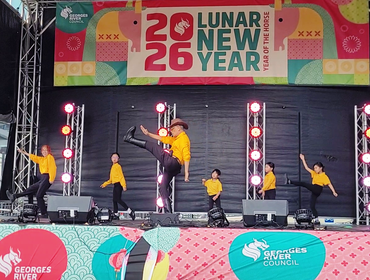 中華文化學校師生表演《大地和風拳》