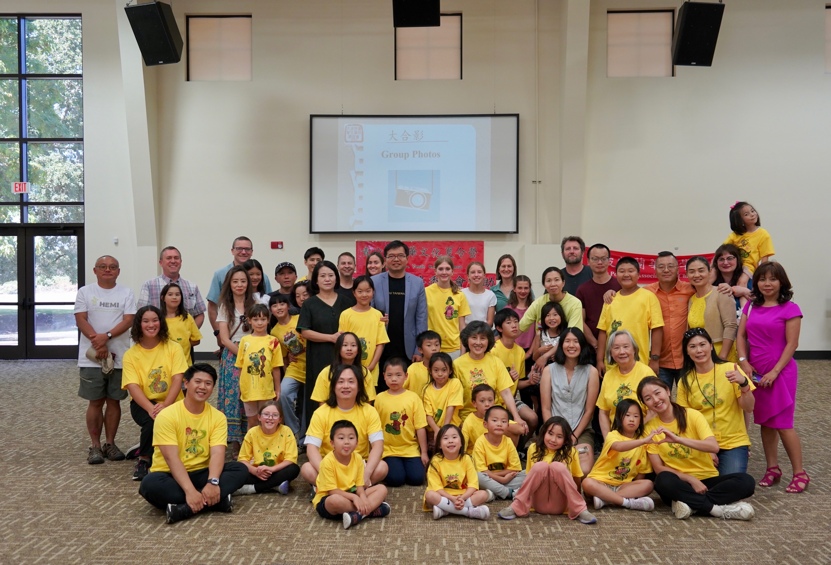 西雅圖華僑服務中心主任王偉讚, 專程開車六個多小時前來觀賞和鼓勵