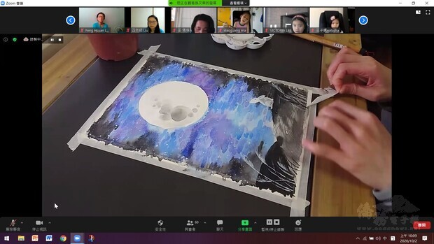 孫文章老師帶領學生體驗以渲染技巧繪製月夜的美術創作，共同歡度不一樣的中秋佳節。