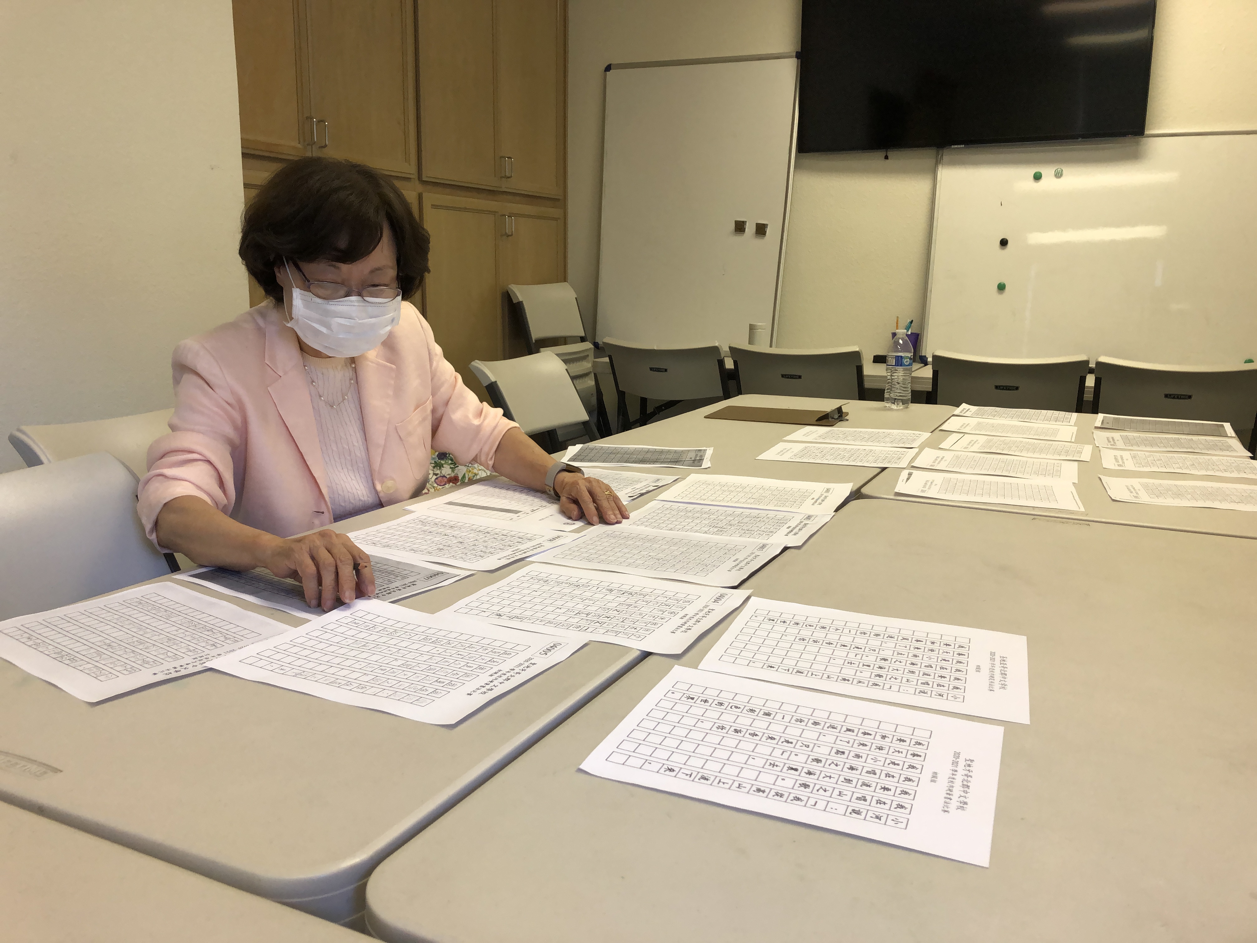 評審唐衍榕校長仔細審閱決賽作品。