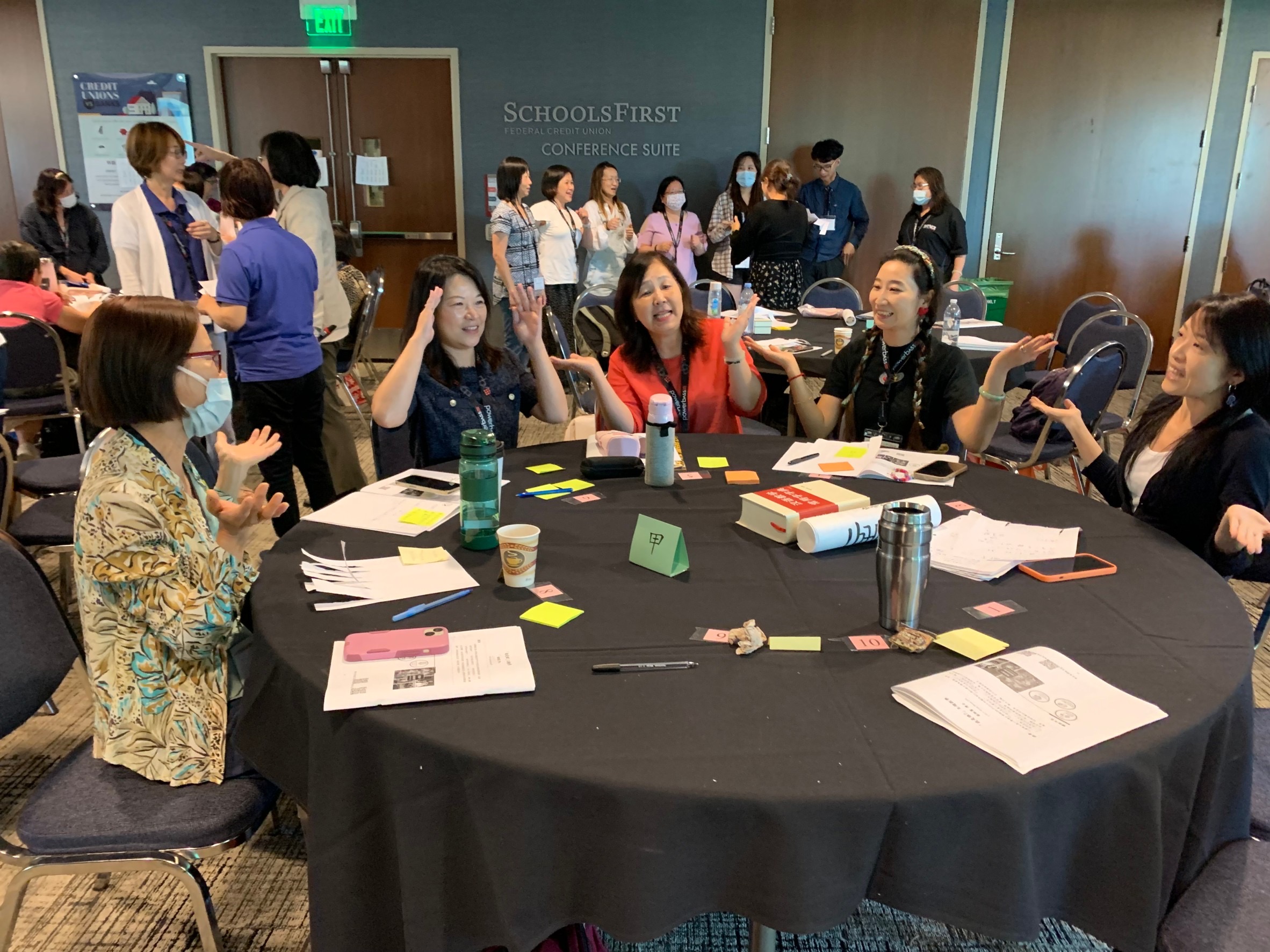 老師們認真上課討論