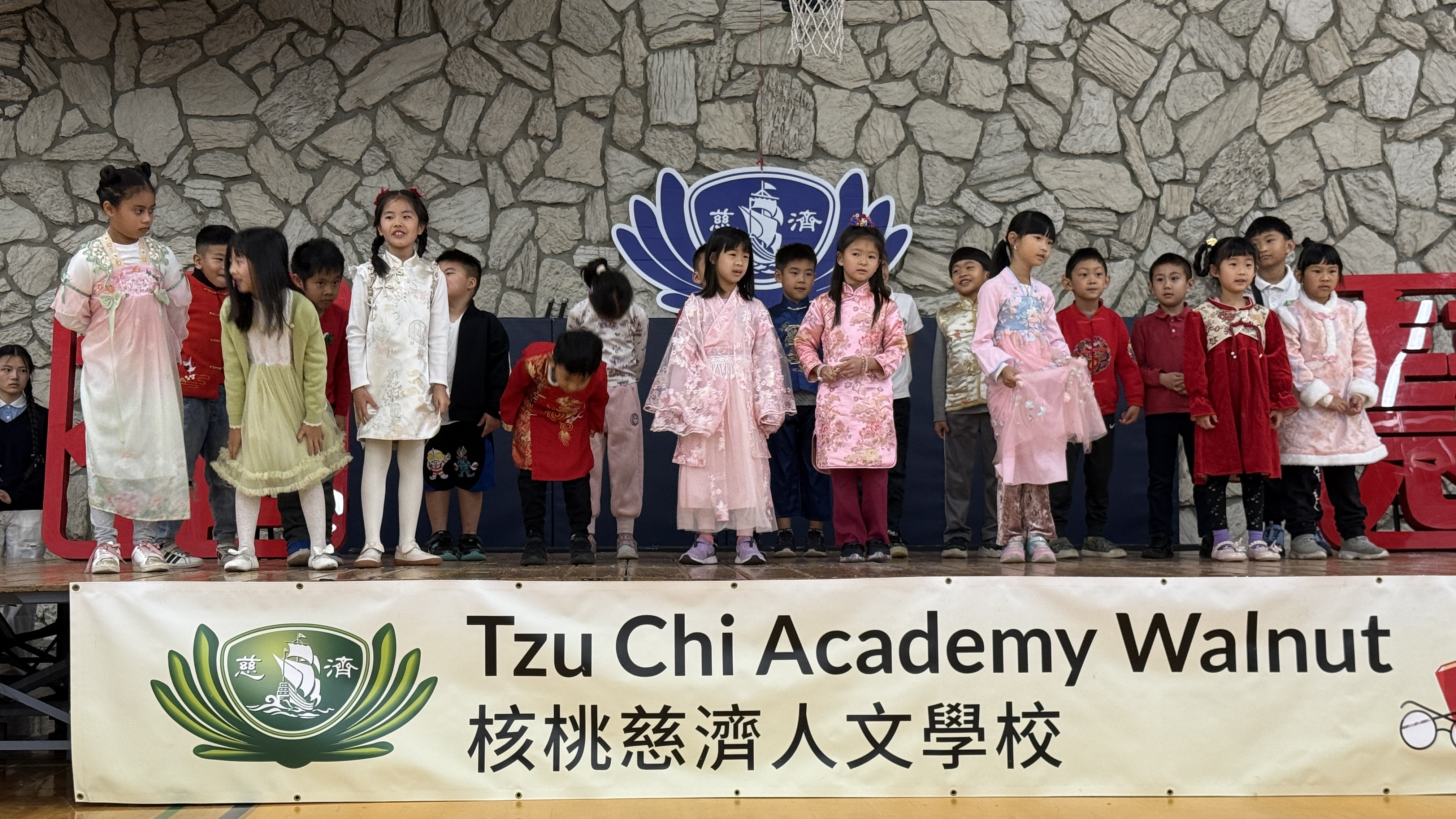 喜氣洋洋的學生們表演新年節目