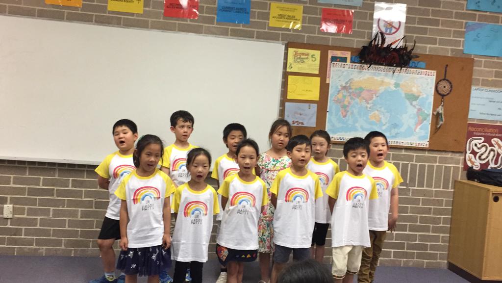 孩子們像小鳥一樣賣力的歌唱