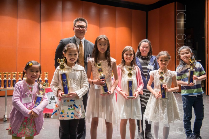 林志嘉會長與演講組第三組獲獎參賽生合影