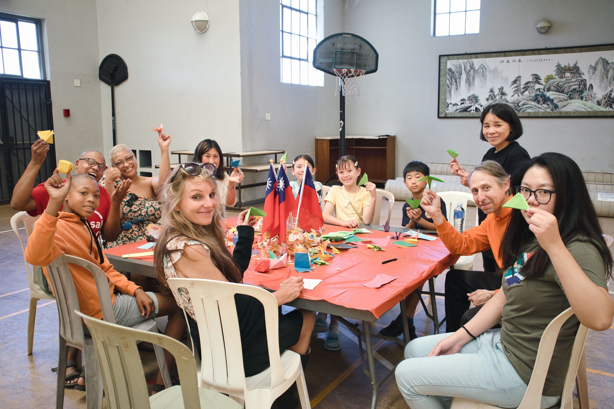 王一如(右站立者)及陳怡秀(左)教導摺紙