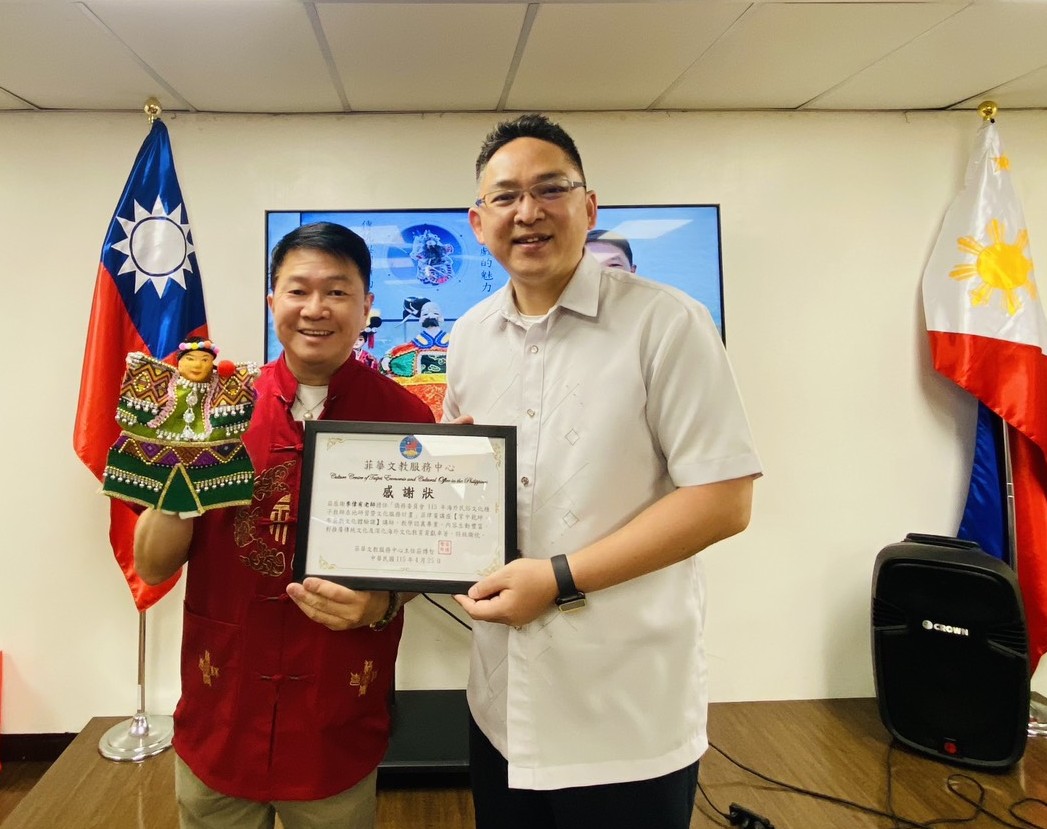 莊博智主任(右)頒發感謝狀給李偉有博士