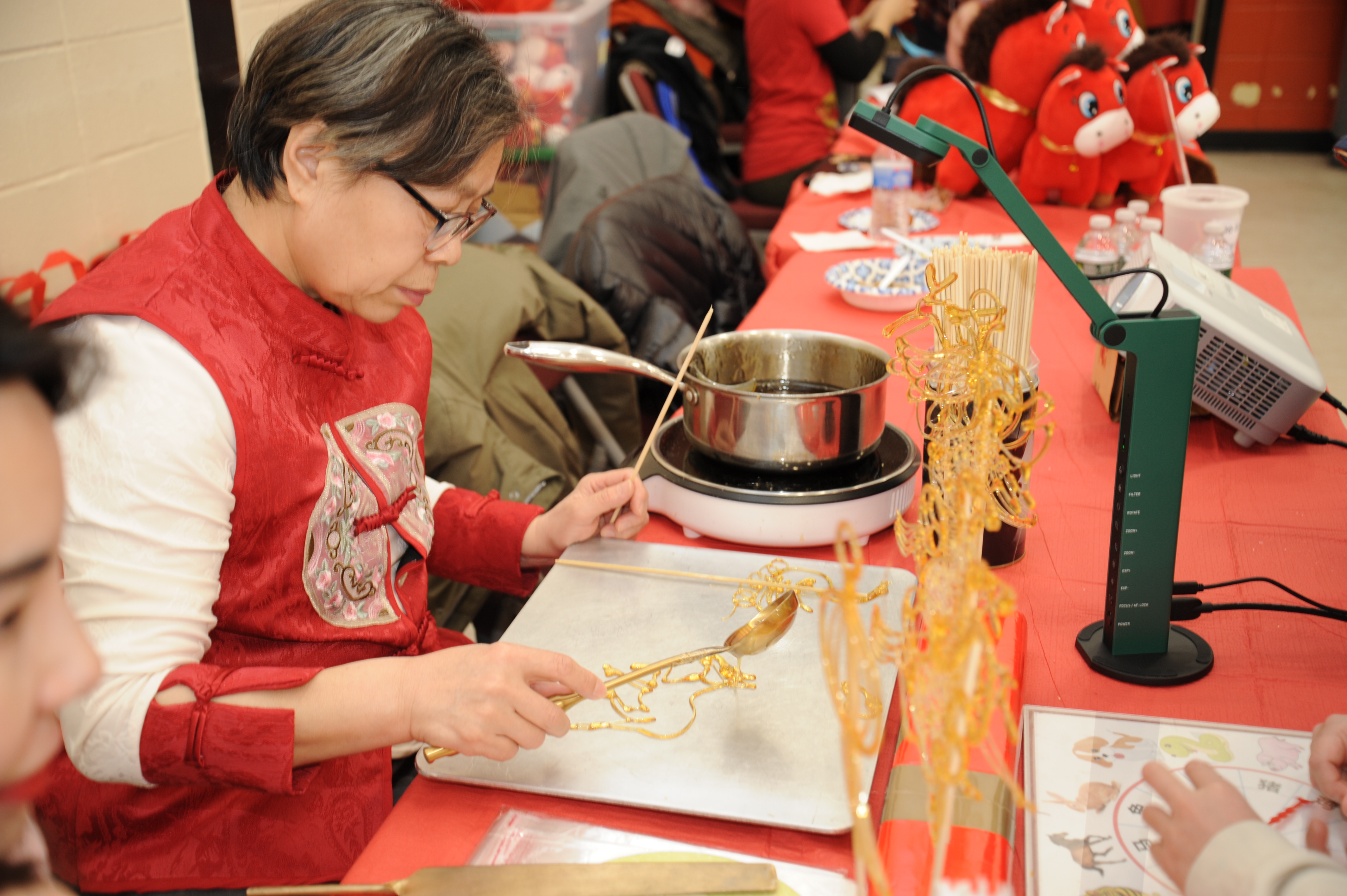 民俗技藝展示與義賣，現場設有傳統畫糖攤位，栩栩如生的造型深受孩童喜愛。