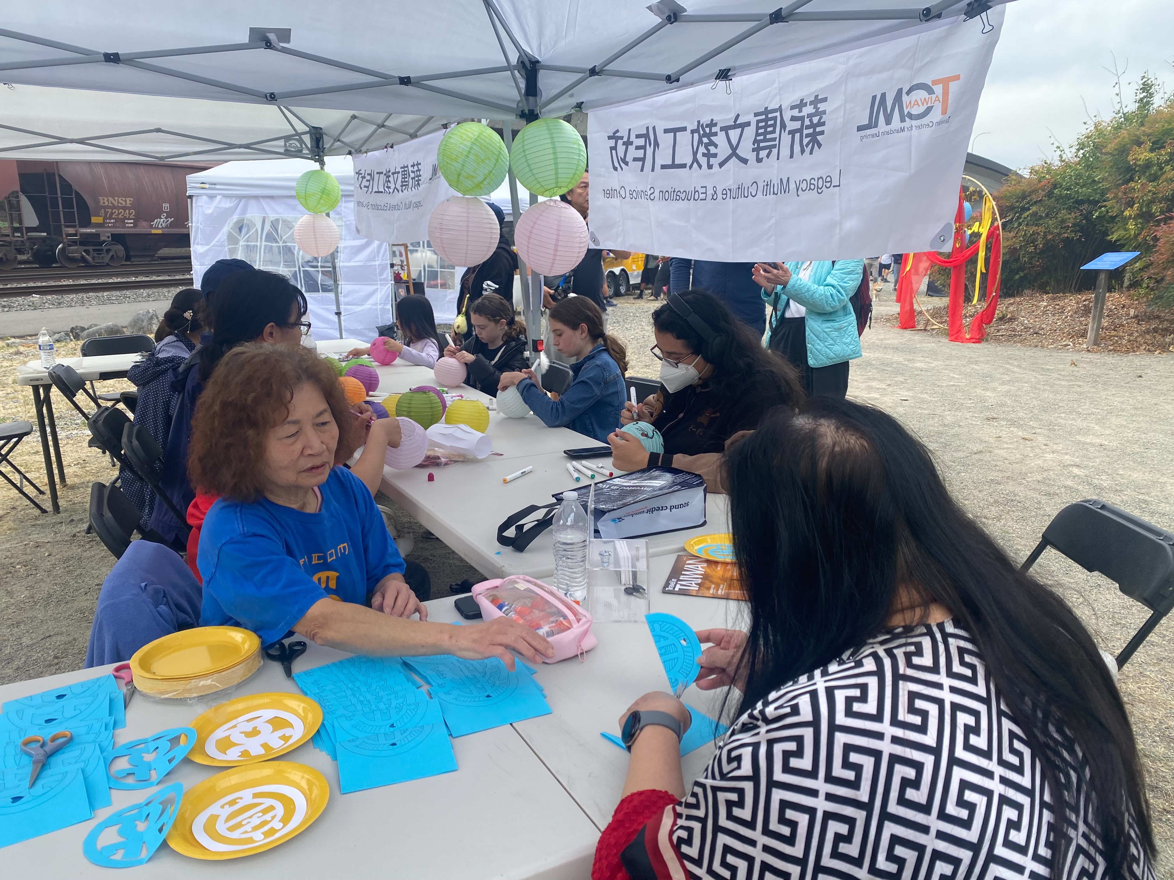 月亮剪紙，將漢字藝術化