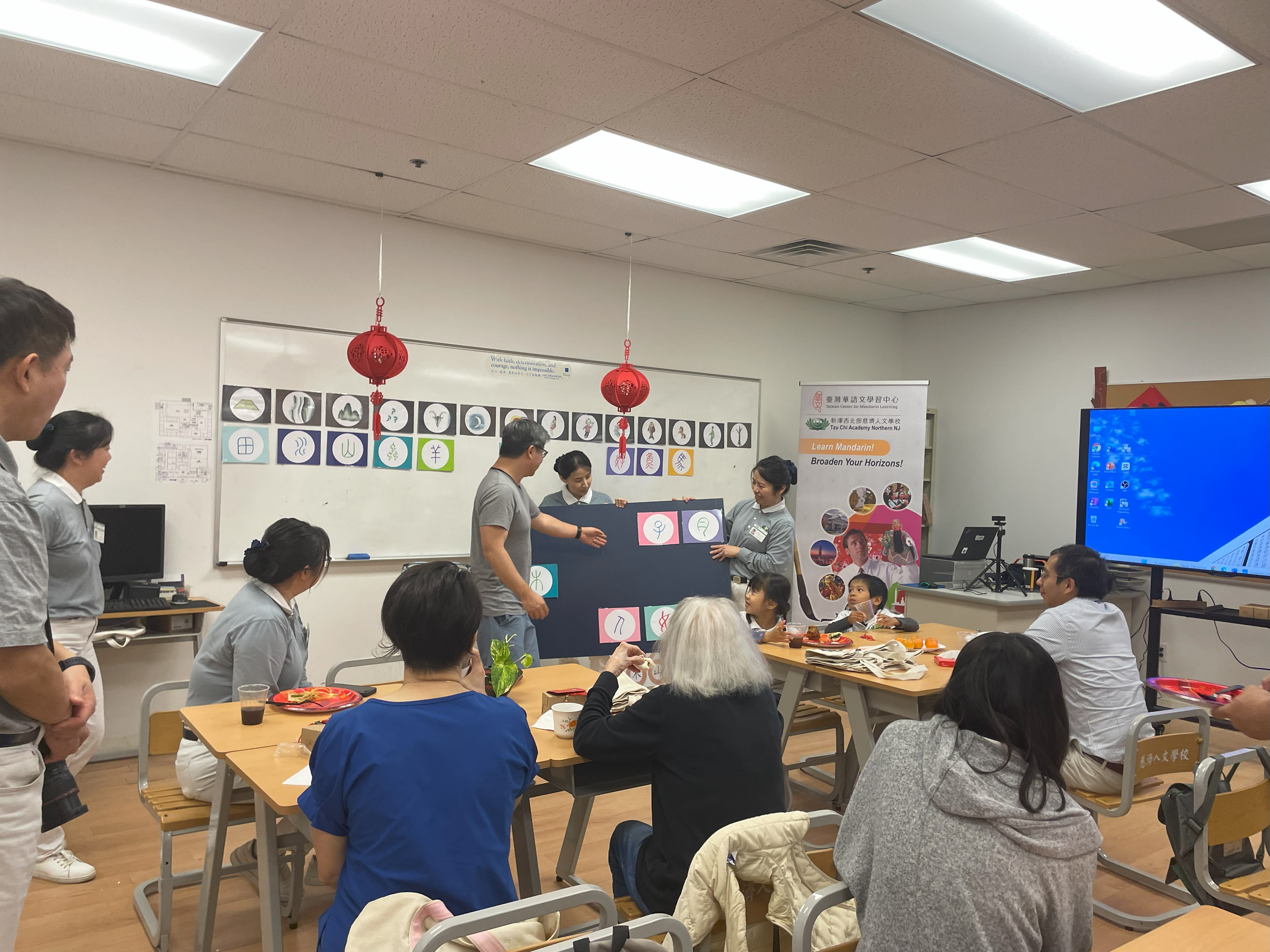 學員們參與「圖畫、甲骨文與現代字體配對」的遊戲