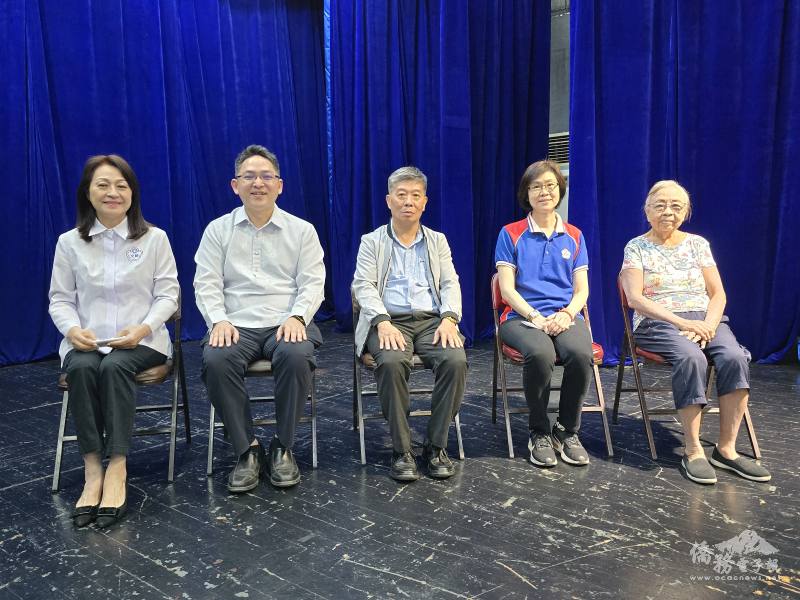 菲華文經總會學生現場壁報比賽開幕式，出席嘉賓（左起）梁俊如、莊博智、蔡天送、陳萌蕙與陳惠娥。