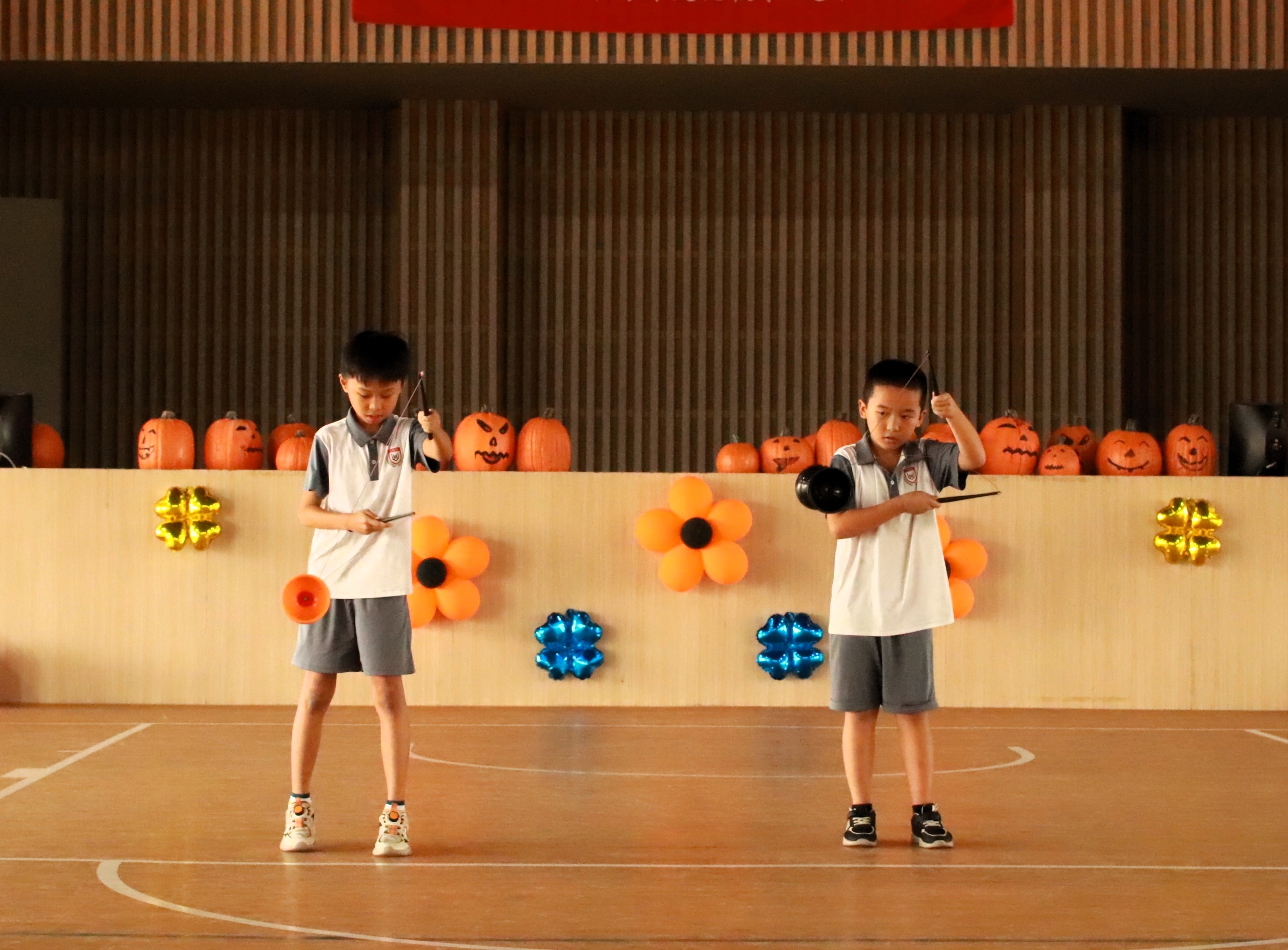 看我們動作多麼一致！