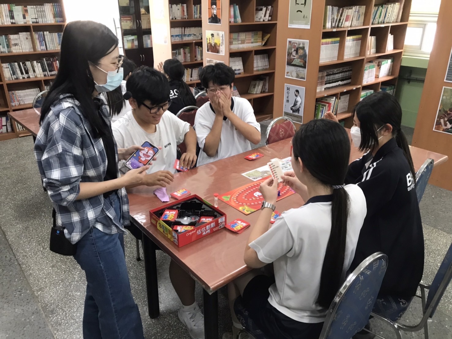 2024.5.28老師說明如何玩桌遊「估估劃劃」