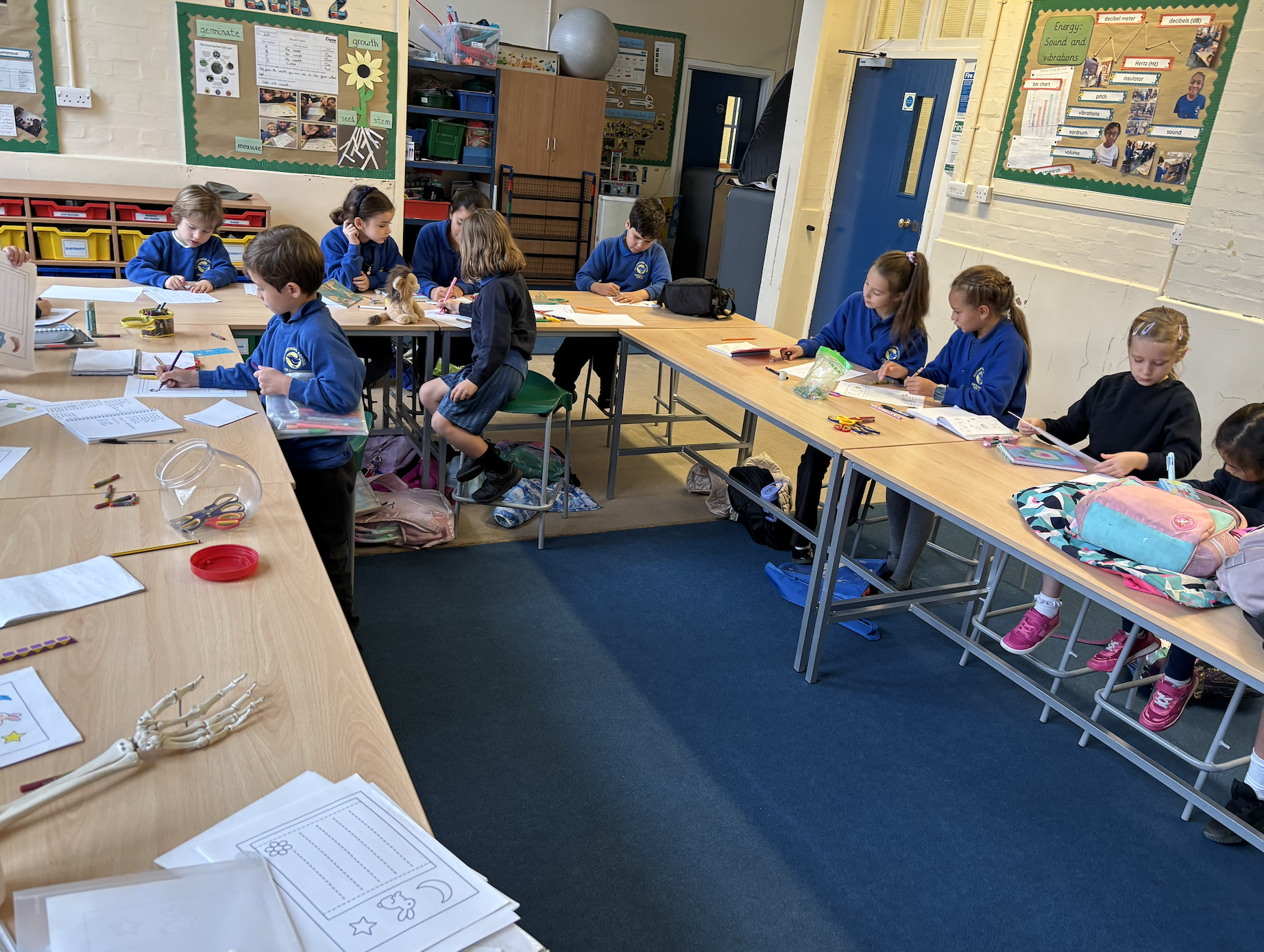 學生們聽完中秋節的由來，大家一起動手做燈籠，並參加了中秋節遊覽活動。