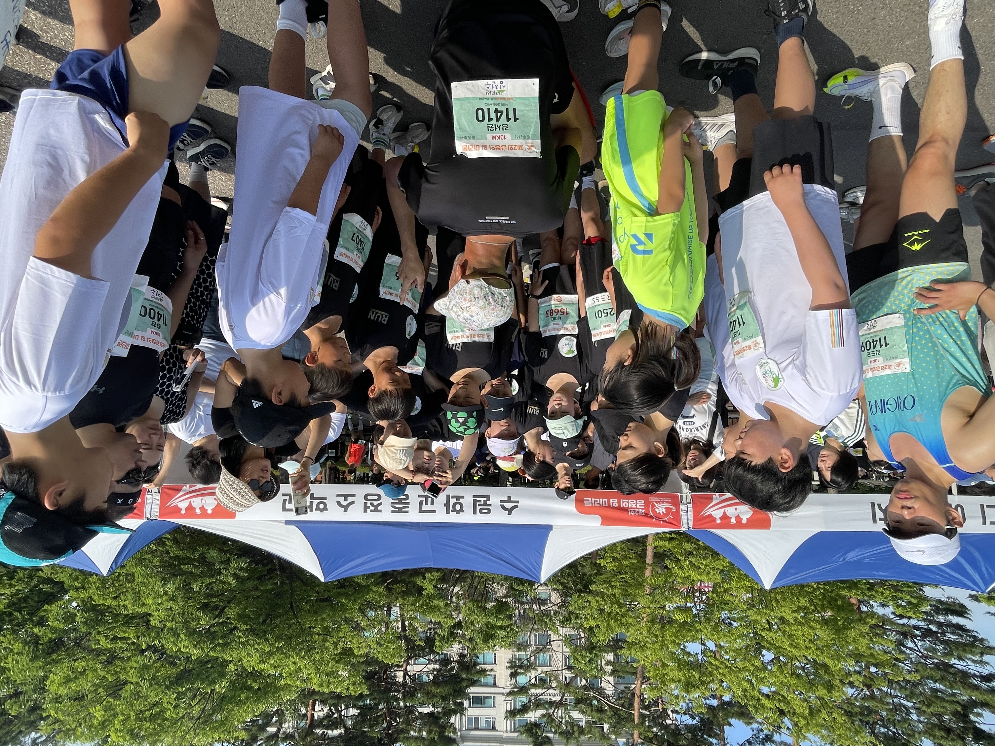 馬拉松開跑前，專注聆聽老師講解注意事項與加油打氣，氣氛熱烈緊張