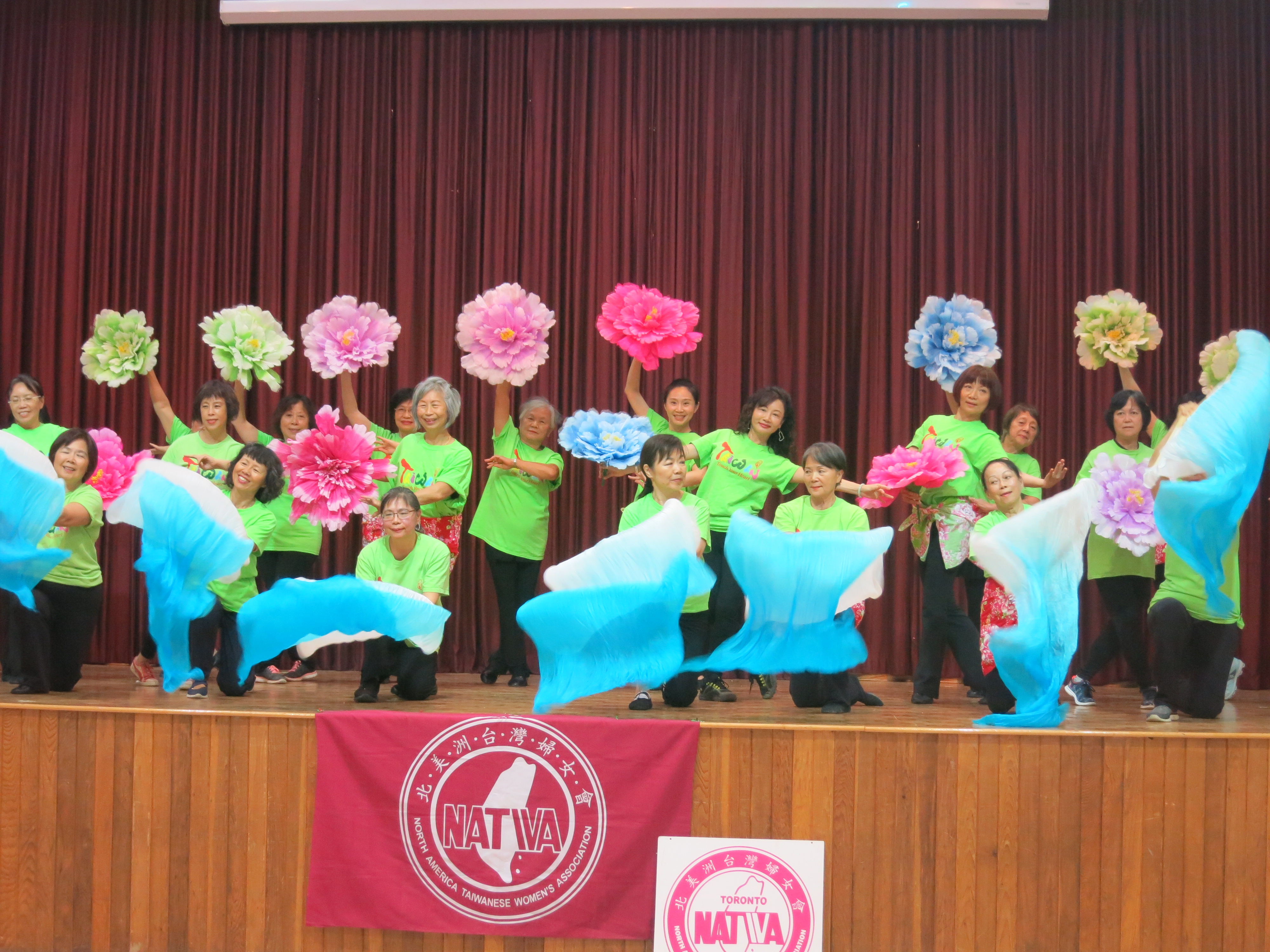 「2019年舞蹈夏令營」學員展演「花開繽紛水悠悠」舞曲。