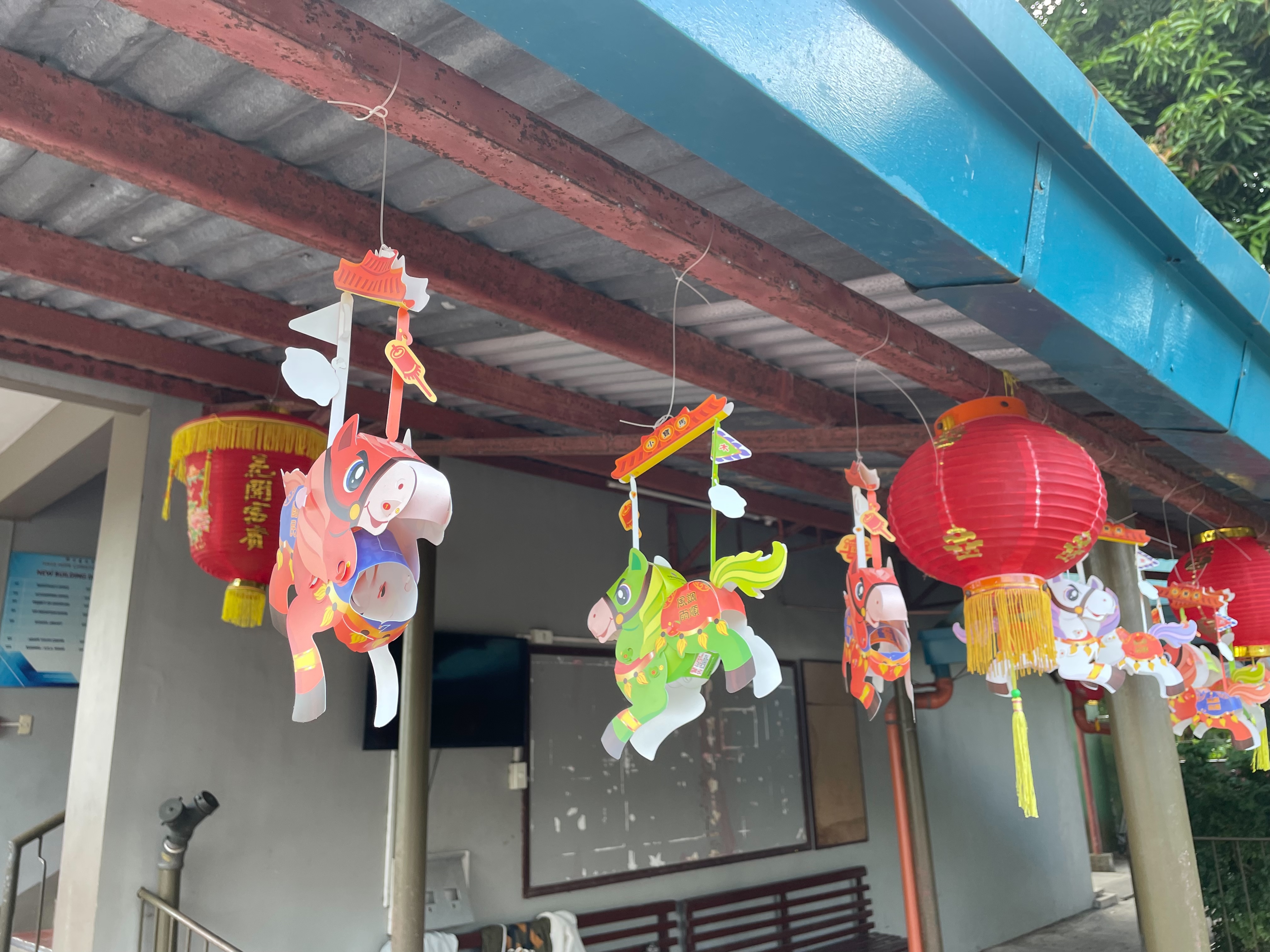 那牙嘉南中學校園布置小提燈歡慶元宵節，洋溢濃厚節慶氛圍，展現校園多元文化特色